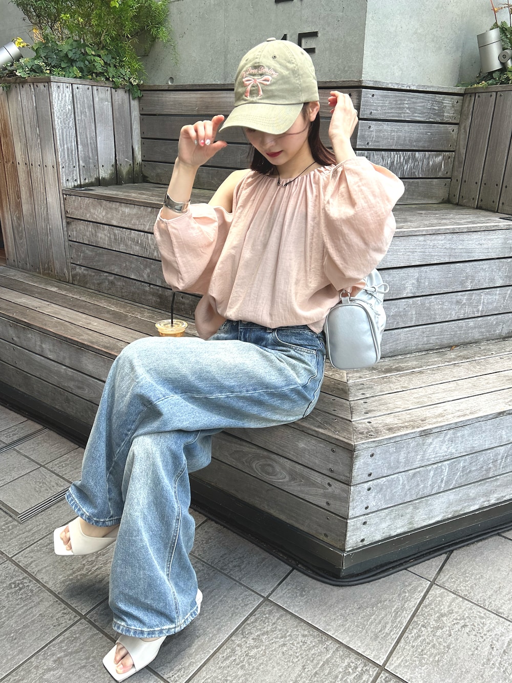 「mysticの【もりすず企画】肩開きブラウス（シャツ/ブラウス、ピンク系）」を使った、akaneさん（レディース・154cm）の夏コーディネートの1枚目の写真