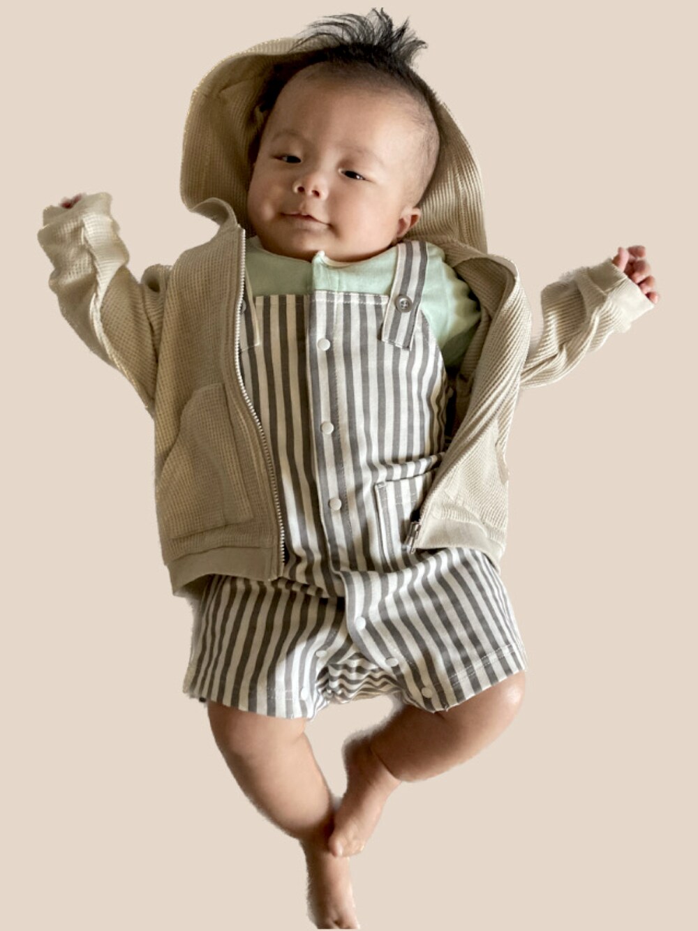 「キッズファッション、むすこーで、春夏コーデ、おしゃれさんと繋がりたい、ベビーコーデ、着回しコーデ、春服、男の子、赤ちゃん、０歳、いいね、save、フォローお願いします🤑」｜「BRANSHESのアイテム（その他アウター、ベージュ系）」を使った、おうきさん（キッズ・70cm）の春コーディネートの1枚目の写真