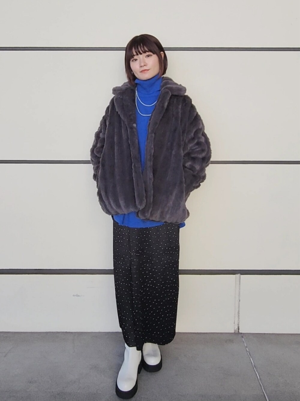 「大人カジュアル、アパートバイローリーズ、ファーコート、カラーニット、骨格ストレート、オトナカジュアル、カラーコーデ、apartbylowrys」｜「A part byのファーショートコート/WEB先行予約（ジャケット/アウター、グレー系）」を使った、ノノカさん（レディース・156cm）の秋コーディネートの1枚目の写真