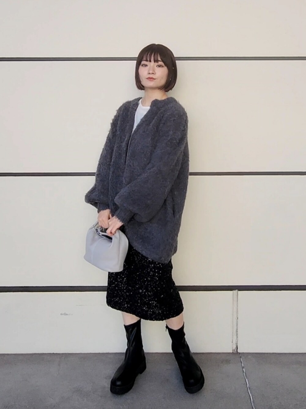 「アパートバイローリーズ、大人カジュアル、グレーコーデ、モノトーンコーデ、シャギーニット、シャギーカーディガン、スパンコール、骨格ストレート、ボブ、ミニボブ、apartbylowrys」｜「A part byのシャギーロングキーネックカーディガン（カーディガン/ボレロ、グレー系）」を使った、ノノカさん（レディース・156cm）の冬コーディネートの1枚目の写真