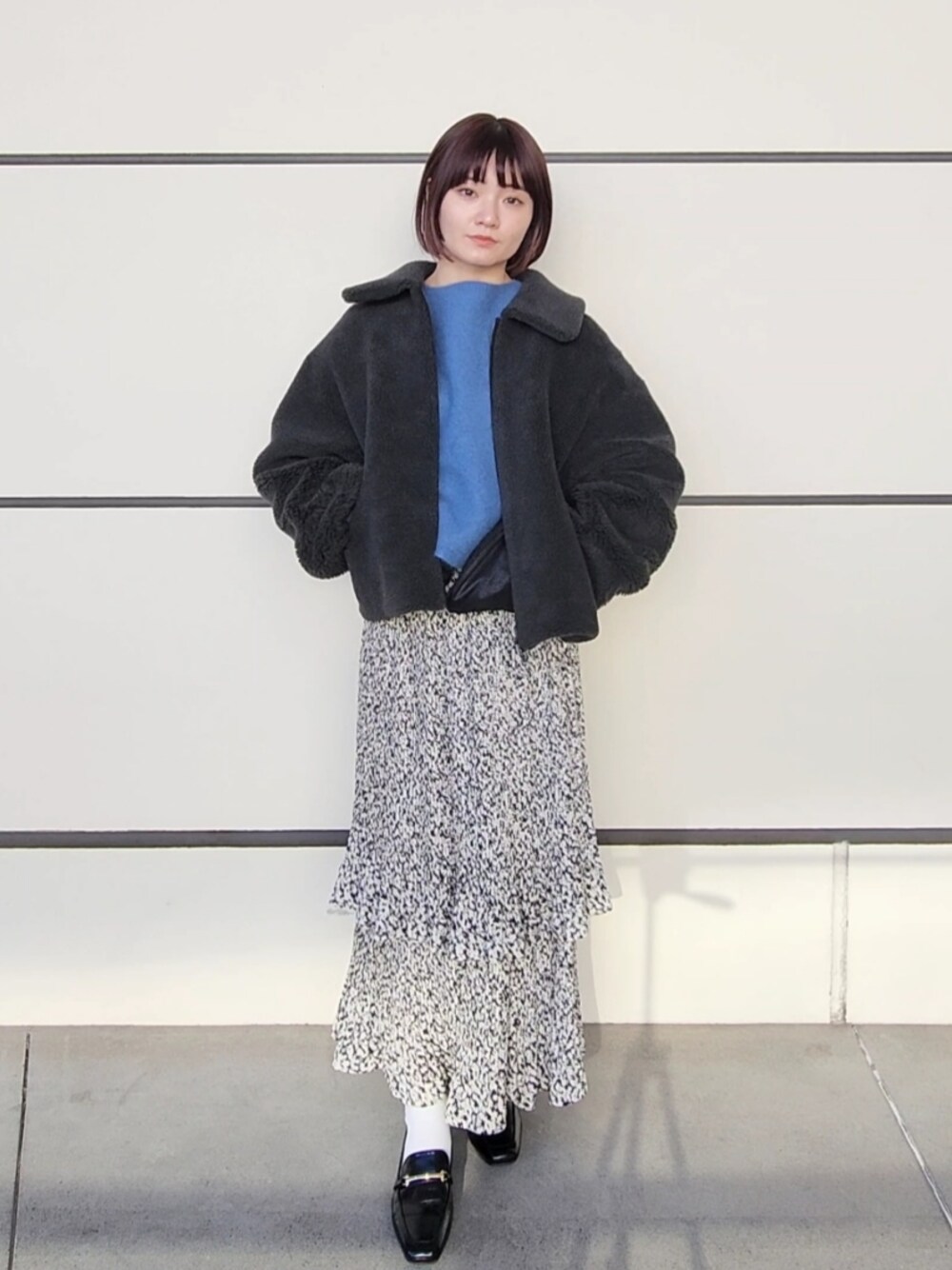 「アパートバイローリーズ、ラクーンニット、プリーツスカート、カラーニット、ボアブルゾン、リバーシブル、ボアジャケット、ウォッシャブルニット、ティアードスカート、ブルーニット、大人カジュアル、きれいめカジュアル、骨格ストレート、ボブ、apartbylowrys」｜「A part byのリバーシブルボアジャケット（ブルゾン、グレー系）」を使った、ノノカさん（レディース・156cm）の冬コーディネートの1枚目の写真