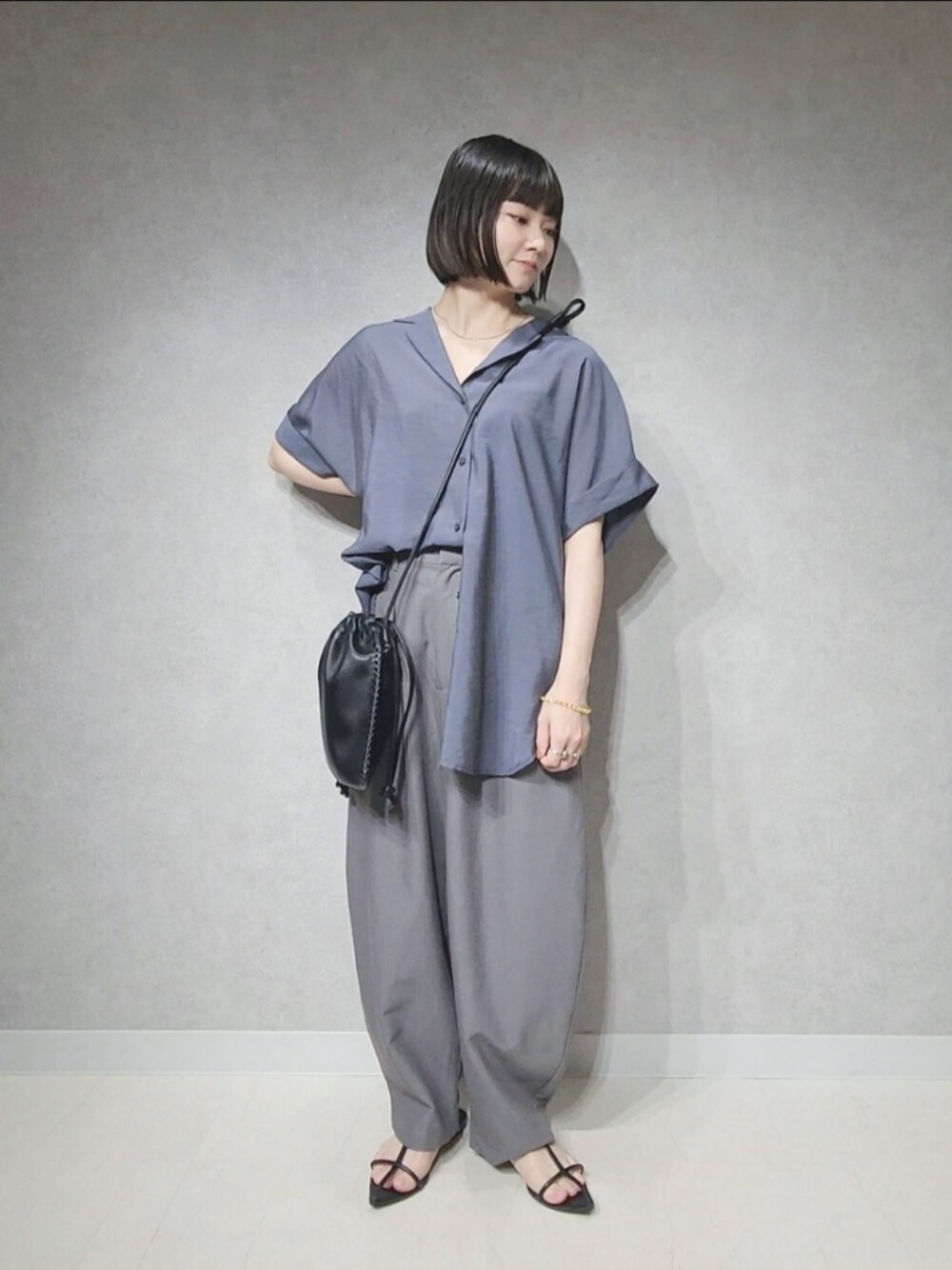 「apartbylowrys、アパートバイローリーズ、オトナカジュアル、接触冷感」｜「A part byのキンチャクミニショルダーバッグ（ショルダーバッグ、ブラック系）」を使った、ノノカさん（レディース・156cm）の夏コーディネートの1枚目の写真