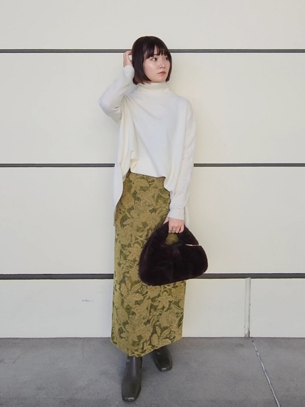 「アパートバイローリーズ、タートルネック、タートルネックニット、ウールカシミヤ、ジャガードスカート、ファーバッグ、大人カジュアル、骨格ストレート、ボブ、ミニボブ、オトナカジュアル、apartbylowrys」｜「A part byのカシミヤコンタートルネックプルオーバー（ニット/セーター、ホワイト系）」を使った、ノノカさん（レディース・156cm）の秋コーディネートの1枚目の写真