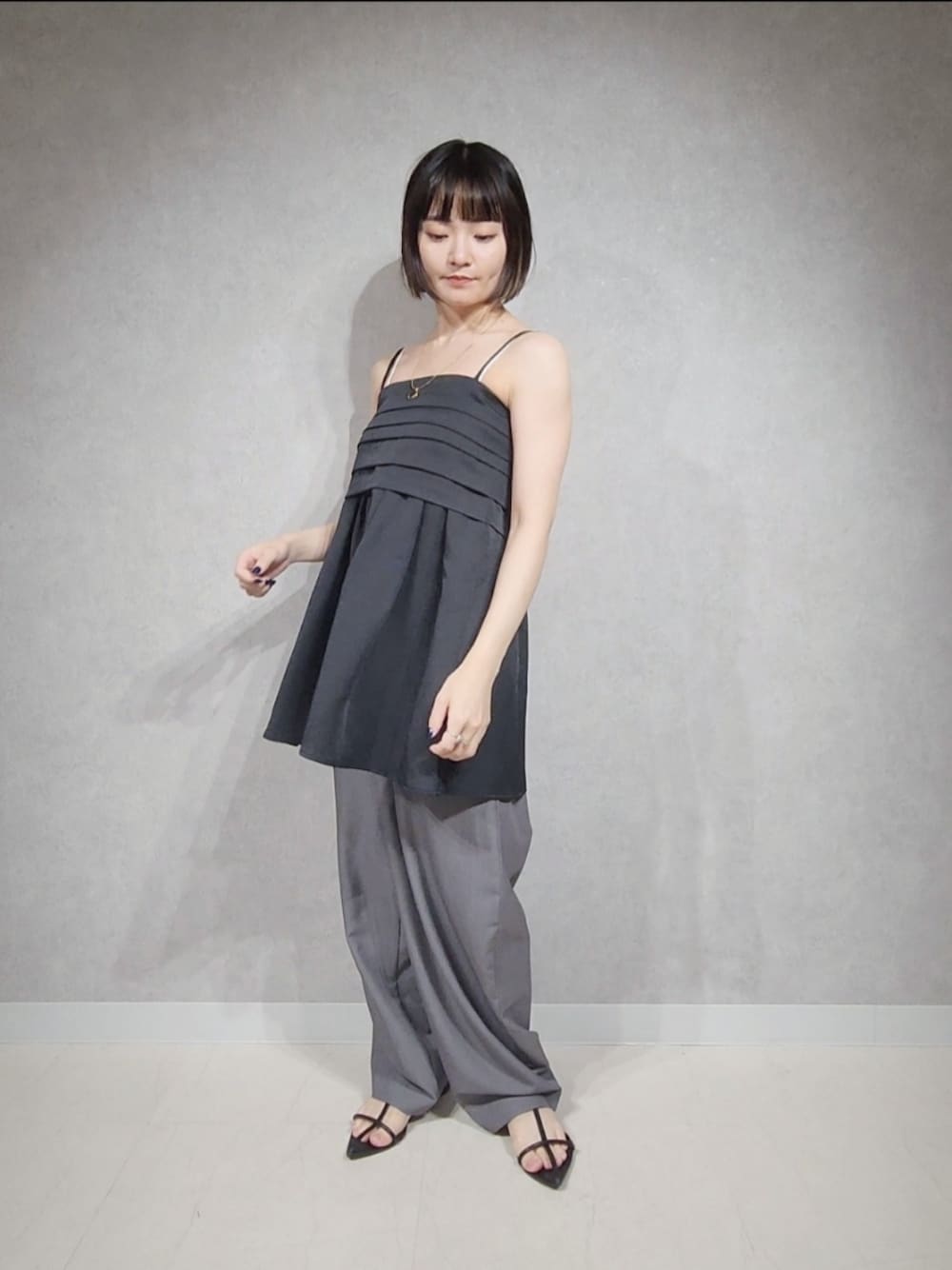 「アパートバイローリーズ、アパートバイローリーズ(apart by lowrys)、大人カジュアル、apartbylowrys」｜「A part byのギャザーキャミソール（キャミソール、ブラック系）」を使った、ノノカさん（レディース・156cm）の夏コーディネートの1枚目の写真