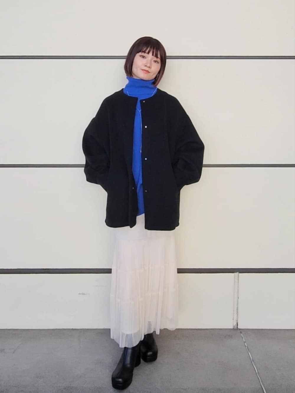「アパートバイローリーズ、タートルネック、骨格ストレート、ノーカラーコート、ウールコート、オフィスカジュアル、ボブ、大人カジュアル、チュールスカート、apartbylowrys」｜「A part byのカシミヤコンタートルネックプルオーバー（ニット/セーター、ブルー系）」を使った、ノノカさん（レディース・156cm）の秋コーディネートの1枚目の写真