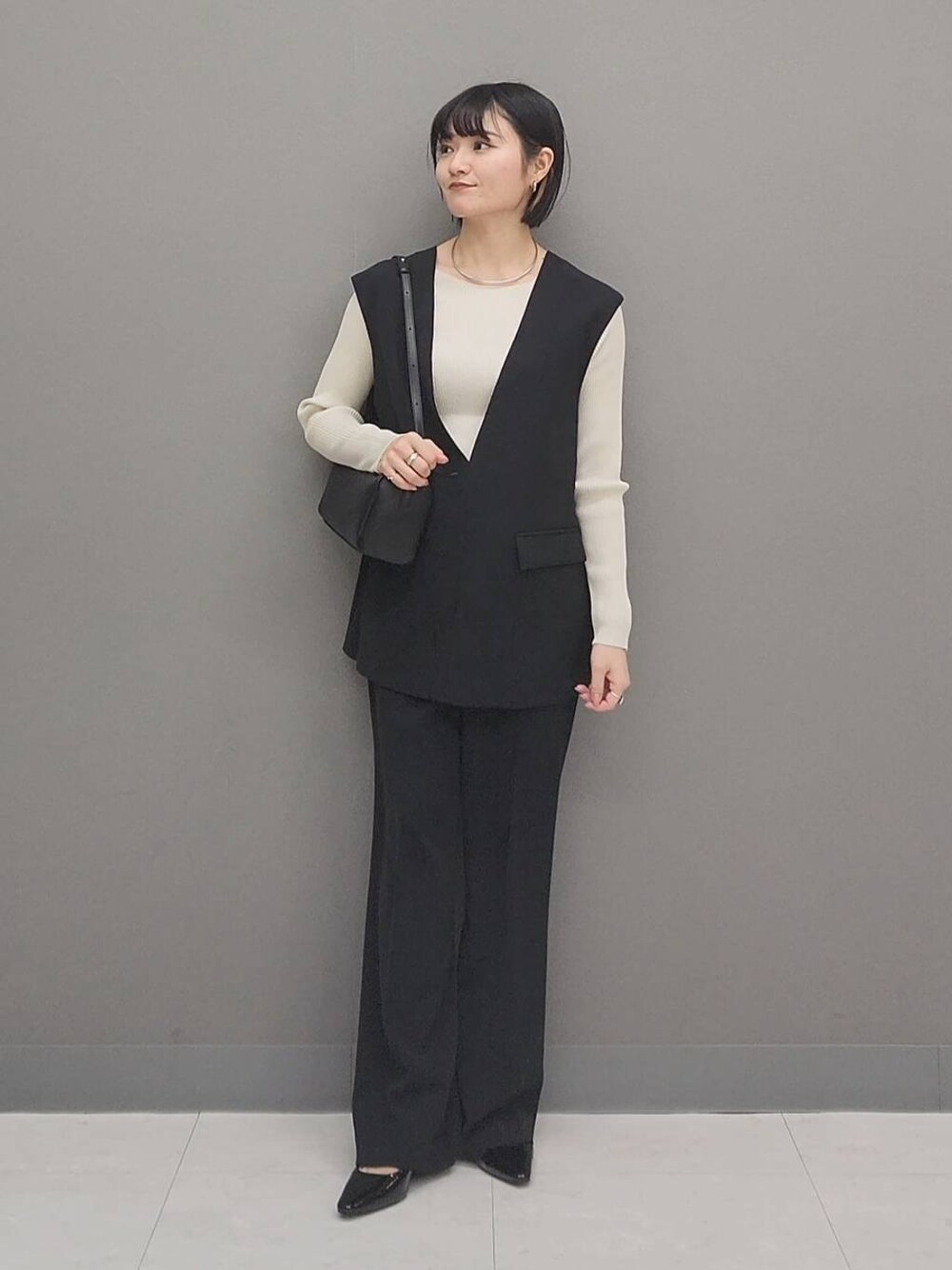 「カジュアル、体型カバー、ベーシック/シンプル、楽ちんコーデ、冬コーデ、SNAP_apart by lowrys、骨格ストレート、低身長、着痩せ、ゆったり、apart by lowrys、シンプルコーデ、お仕事コーデ_apart by lowrys、セットアップ、オケージョン」｜「LOWRYS FARMのステンレスフープチョーカー 127295（チョーカー、シルバー系）」を使った、ノノカさん（レディース・156cm）の冬コーディネートの1枚目の写真