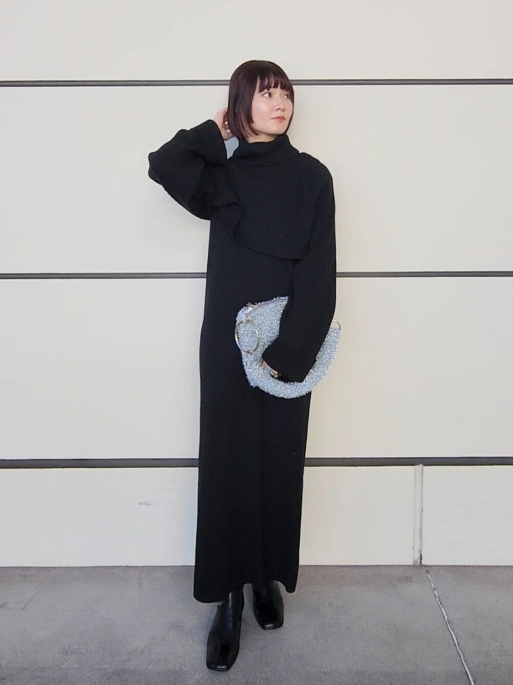 「アパートバイローリーズ、大人カジュアル、骨格ストレート、ボブ、ミニボブ、デート/ロマンティック、セットアップ、バックシャン、ニットワンピース、クラッチバッグ、キラキラバッグ、シルバーバッグ」｜「A part byの【前後2WAY】カシコンバックシャン2Pワンピース（ワンピース、ブラック系）」を使った、ノノカさん（レディース・156cm）の秋コーディネートの1枚目の写真
