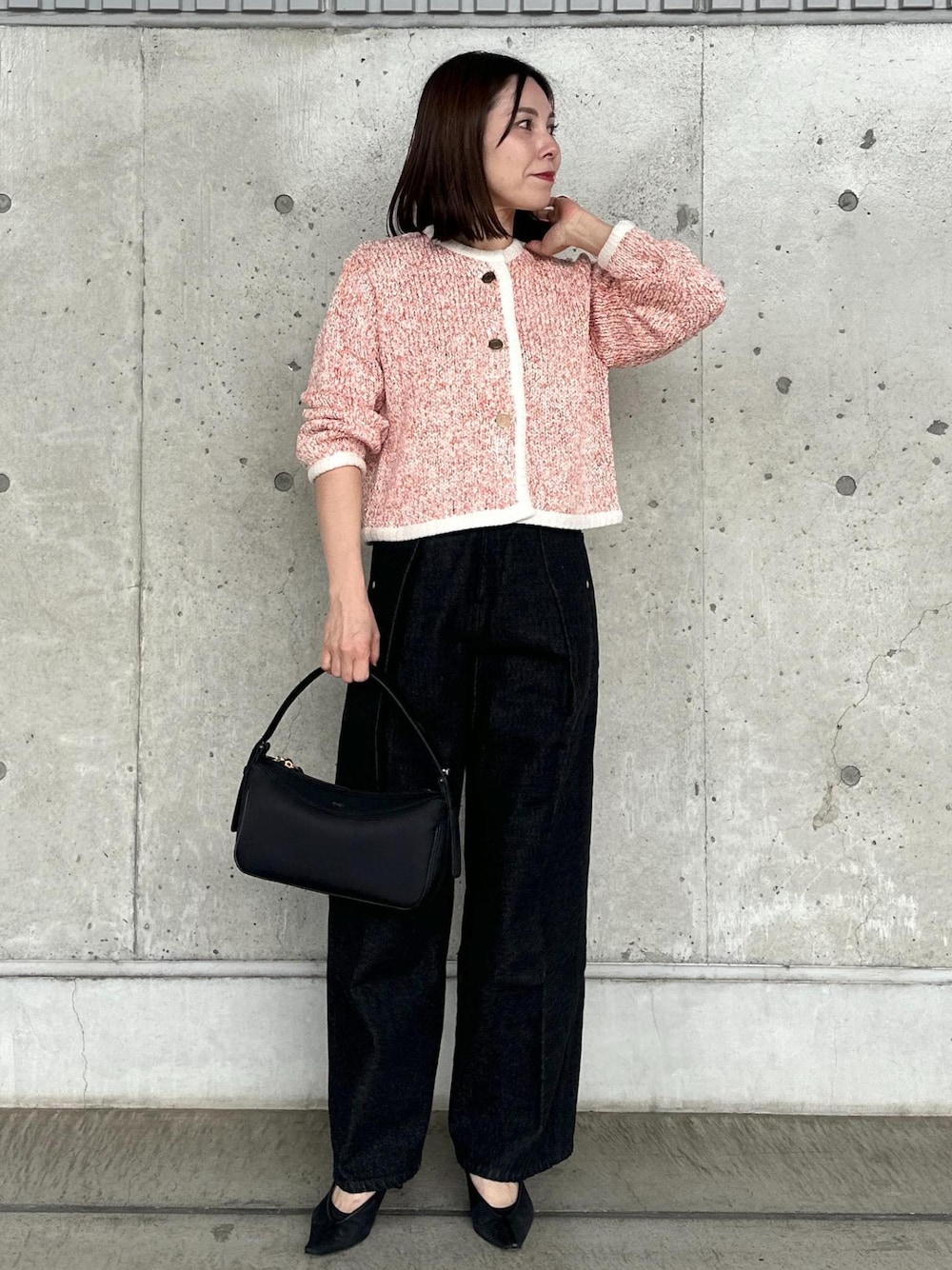 「OUTLET施策、初春コーデ、春コーデ、セレモニーコーデ、授業参観日コーデ、デートコーデ、お出かけコーデ、旅行コーデ、推し活コーデ、女子会コーデ、モード、大人カジュアル、パンツスタイル、体型カバー、カジュアルコーデ」｜「E'PORの【E'POR】C BAG Mini（ハンドバッグ、ブラック系）」を使った、かおちゃんさん（レディース・156cm）の春コーディネートの1枚目の写真