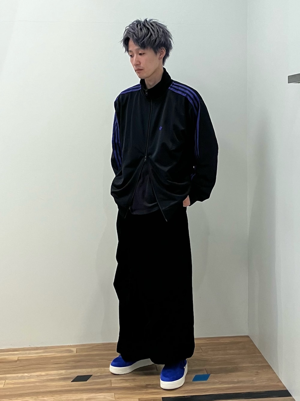 「スニーカー、adidas、ジャージ、アディダス、adidas originals、トラックジャケット、アディダスオリジナルス、ベッケンバウアー、トラックトップ、ライバルリー」｜「adidasのライバルリー ロー / Rivalry Low（シューズ、ブルー系）」を使った、KSさん（メンズ・172cm）の秋コーディネートの1枚目の写真