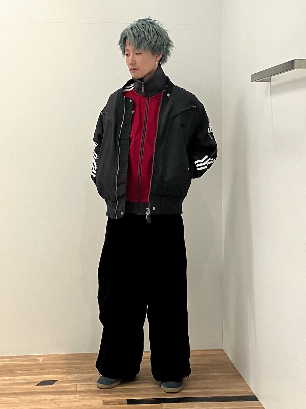 「スニーカー、アウター、adidas、ジャージ、アディダス、adidas originals、アディダスオリジナルス、トラックトップ、パデッドジャケット、ハンドボールスペツィアル」｜「adidasのジャケット NEW PAD JKT / アディダスオリジナルス adidas Originals（ダウンジャケット/コート、ブラック系）」を使った、KSさん（メンズ・172cm）の冬コーディネートの1枚目の写真