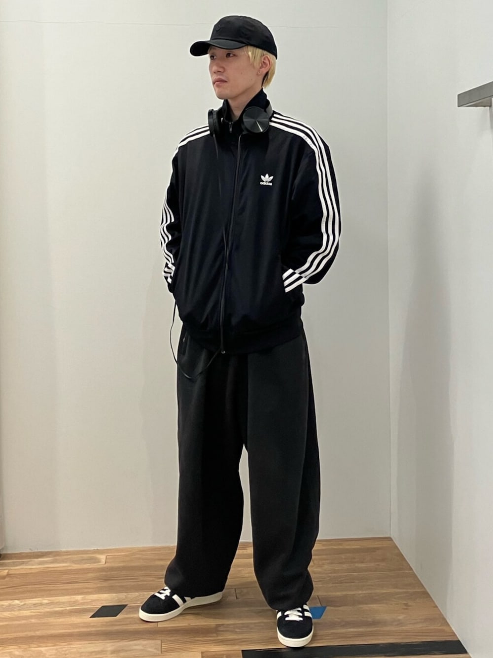 「adidas、adidas originals、アディダス、アディダスオリジナルス、トラックトップ、ジャージ、ファイヤーバード、スニーカー、ジャバー、JABBAR、キャップ」｜「adidasのアディカラー クラシックス ファイヤーバード トラックトップ（ジャージ） / アディダスオリジナルス adidas Originals（ジャージ、ブラック系）」を使った、KSさん（メンズ・172cm）の春コーディネートの1枚目の写真