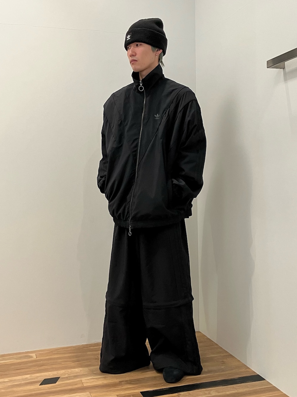 「ジャケット、アウター、セットアップ、adidas、ジャージ、ビーニー、トラックパンツ、adidas originals、トラックトップ、アディカラー」｜「adidasのRasant カットライン トラックトップ / ジャージ / アディダスオリジナルス adidas Originals（ジャージ、ブラック系）」を使った、KSさん（メンズ・172cm）の冬コーディネートの1枚目の写真
