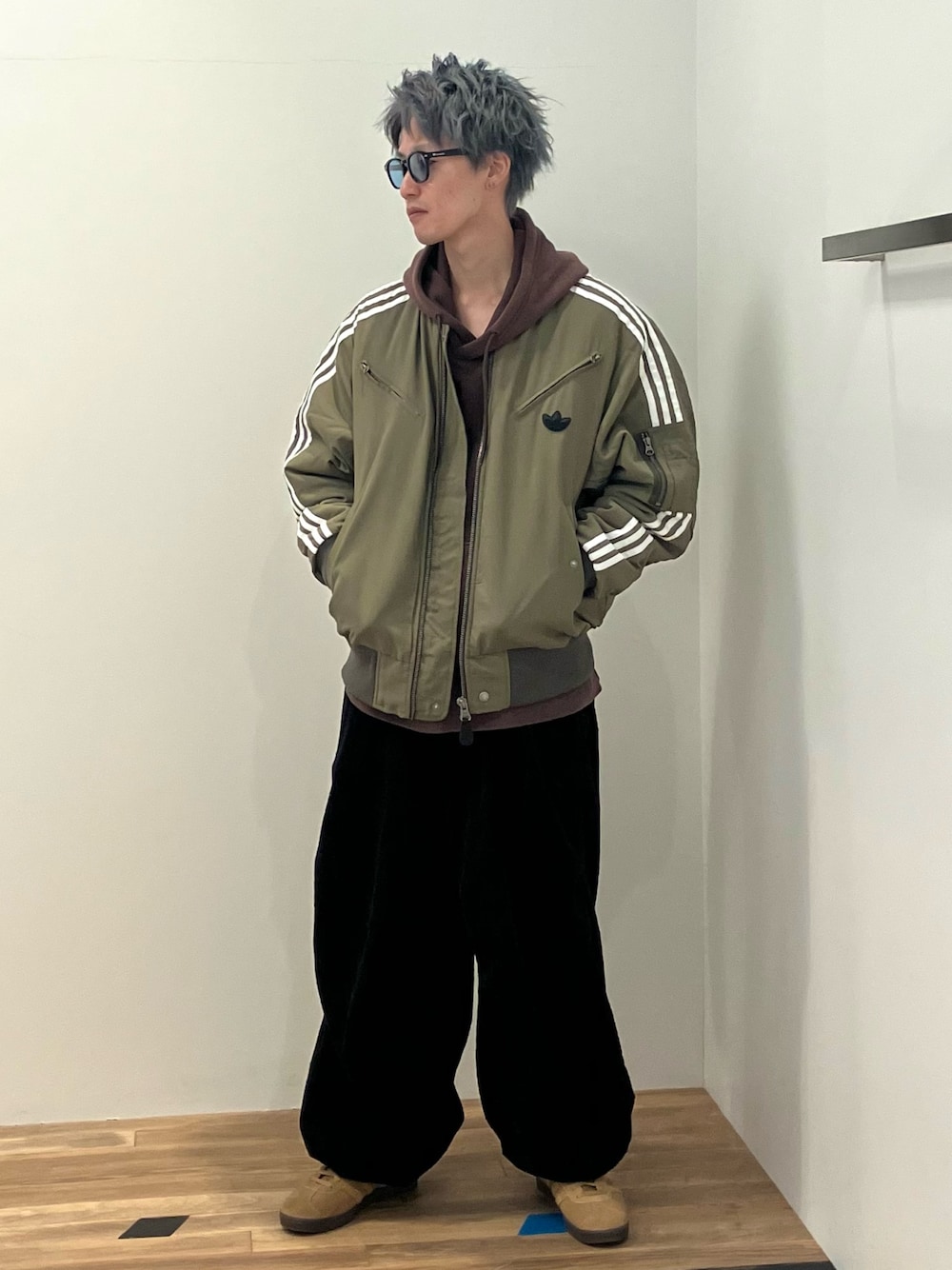 「スニーカー、ジャケット、アウター、adidas、アディダス、adidas originals、アディダスオリジナルス、gazelle、ガゼル、パデッドジャケット」｜「adidasのジャケット NEW PAD JKT / アディダスオリジナルス adidas Originals（ダウンジャケット/コート、グリーン系）」を使った、KSさん（メンズ・172cm）の秋コーディネートの1枚目の写真