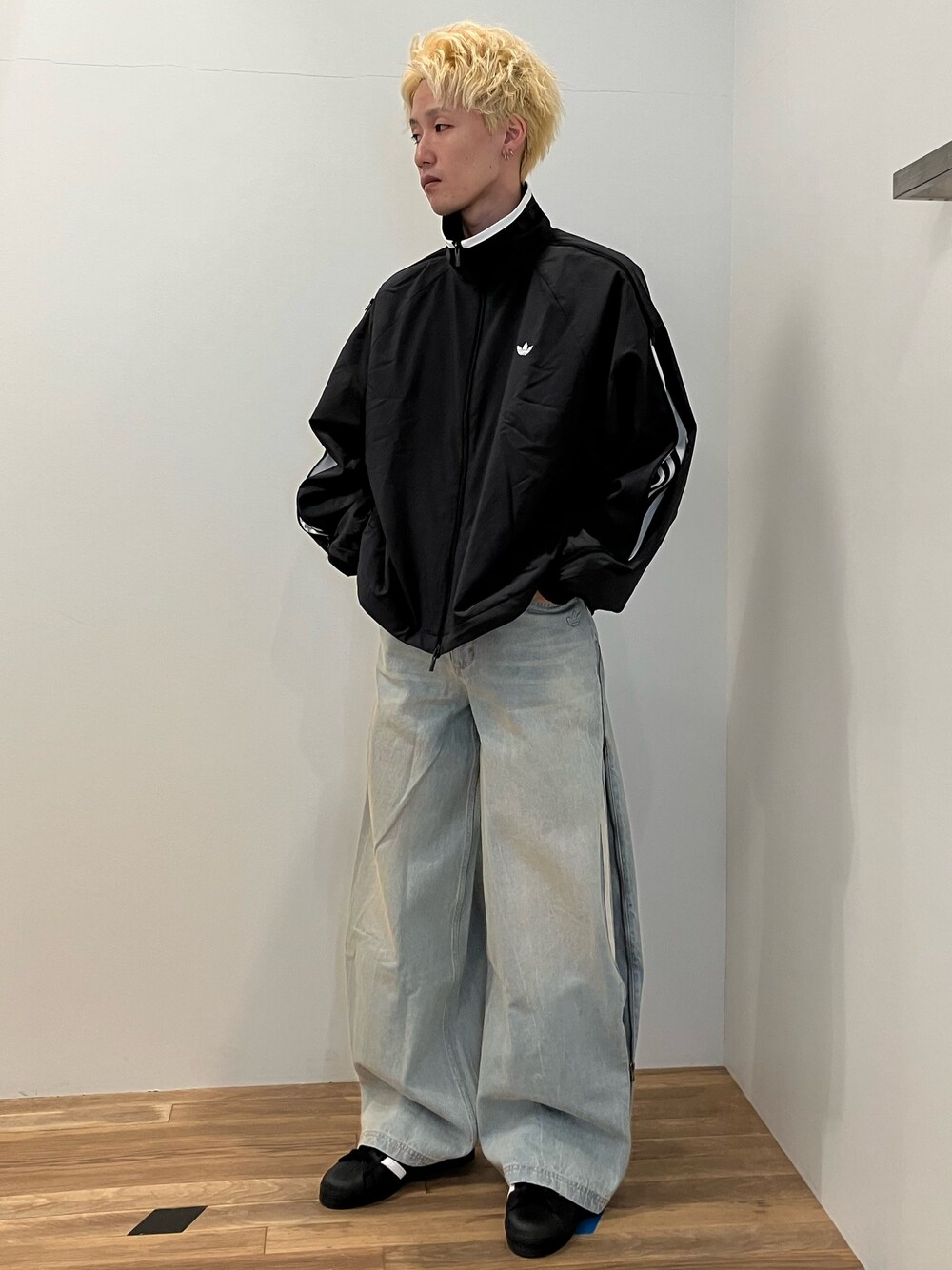 「スニーカー、デニム、adidas、アディダス、adidas originals、アディダスオリジナルス、スーパースター、トラックトップ、adilenium」｜「adidasのWOVEN TT ZIP / アディダスオリジナルス adidas Originals（ナイロンジャケット、ブラック系）」を使った、KSさん（メンズ・172cm）の冬コーディネートの1枚目の写真