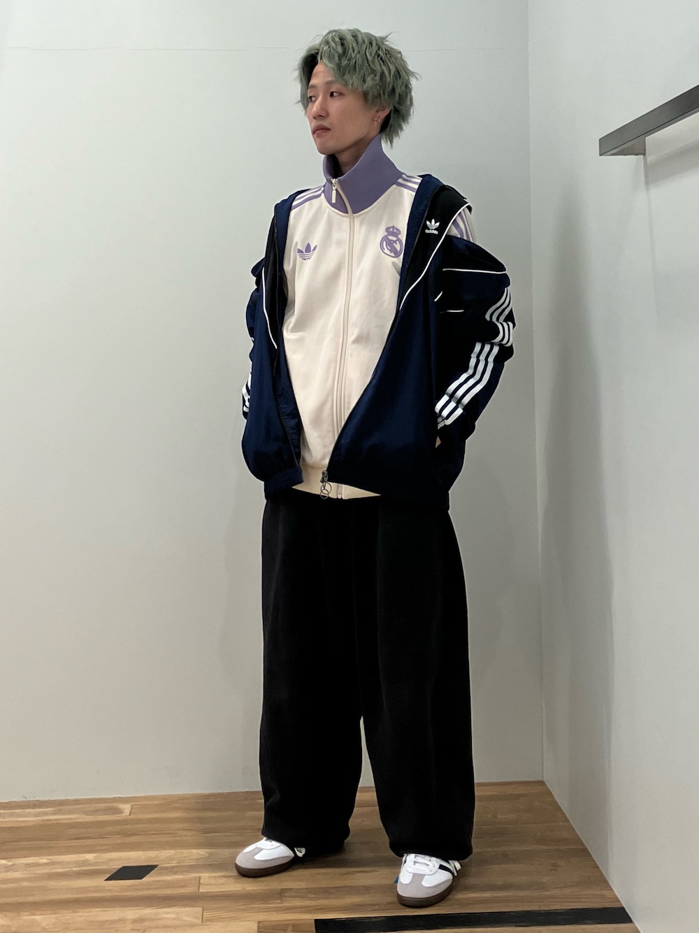 「スニーカー、ジャケット、adidas、ジャージ、アディダス、adidas originals、トラックジャケット、サンバ、トラックトップ、rasant」｜「adidasのRasant カットライン トラックトップ / ジャージ / アディダスオリジナルス adidas Originals（ジャージ、ブルー系）」を使った、KSさん（メンズ・172cm）の冬コーディネートの1枚目の写真