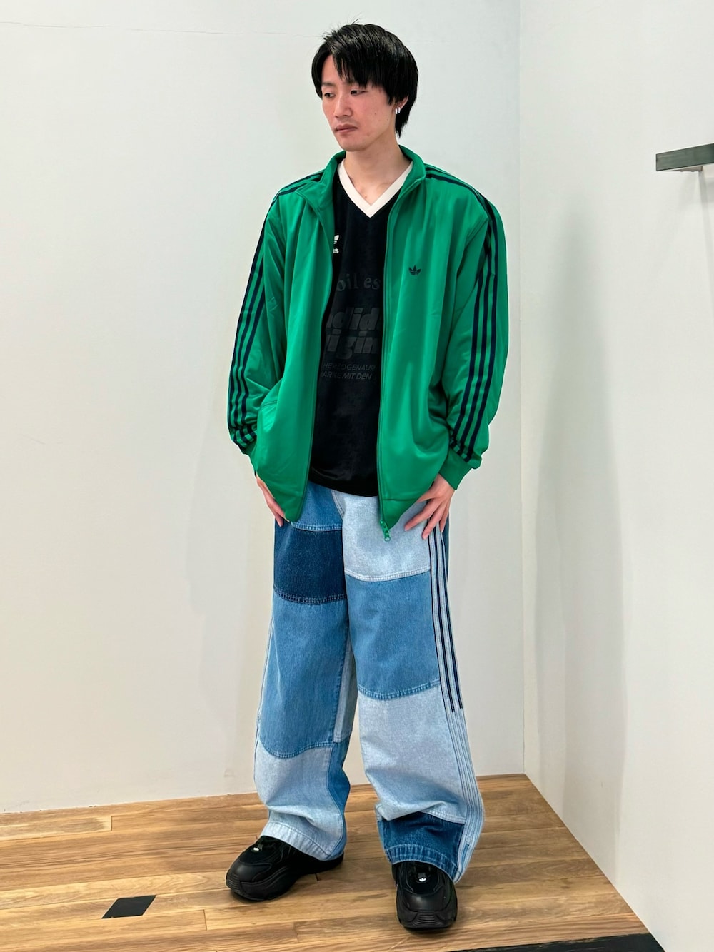 「adidas、パッチワーク、アディダス、厚底シューズ、adidas originals、トラックジャケット、アディダスオリジナルス、ベッケンバウアー、クセニア・シュナイダー、オズガイア」｜「adidasの[常田大希着用アイテム] トラックジャケット（ジェンダーニュートラル）（ジャージ、グリーン系）」を使った、KSさん（メンズ・172cm）の春コーディネートの1枚目の写真