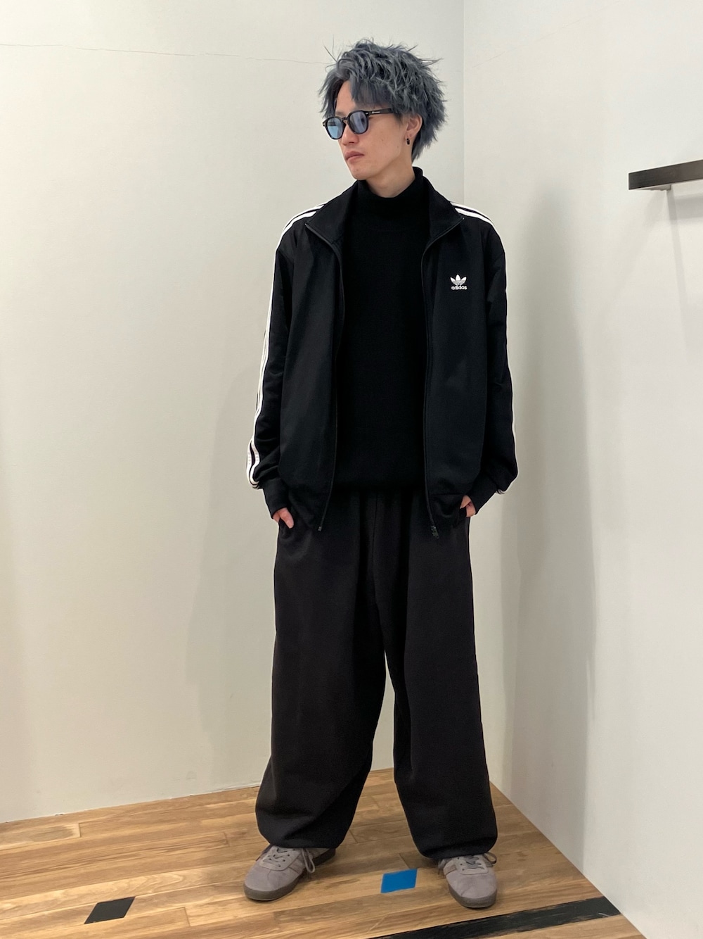 「スウェットパンツ、スニーカー、adidas、ジャージ、アディダス、adidas originals、アディダスオリジナルス、ジョガーパンツ、トラックトップ、ガゼル」｜「adidasのプレミアム エッセンシャルズ ワンサイズフィッツモースト ジョガーパンツ / アディダスオリジナルス adidas Originals（スウェットパンツ、ブラック系）」を使った、KSさん（メンズ・172cm）の冬コーディネートの1枚目の写真