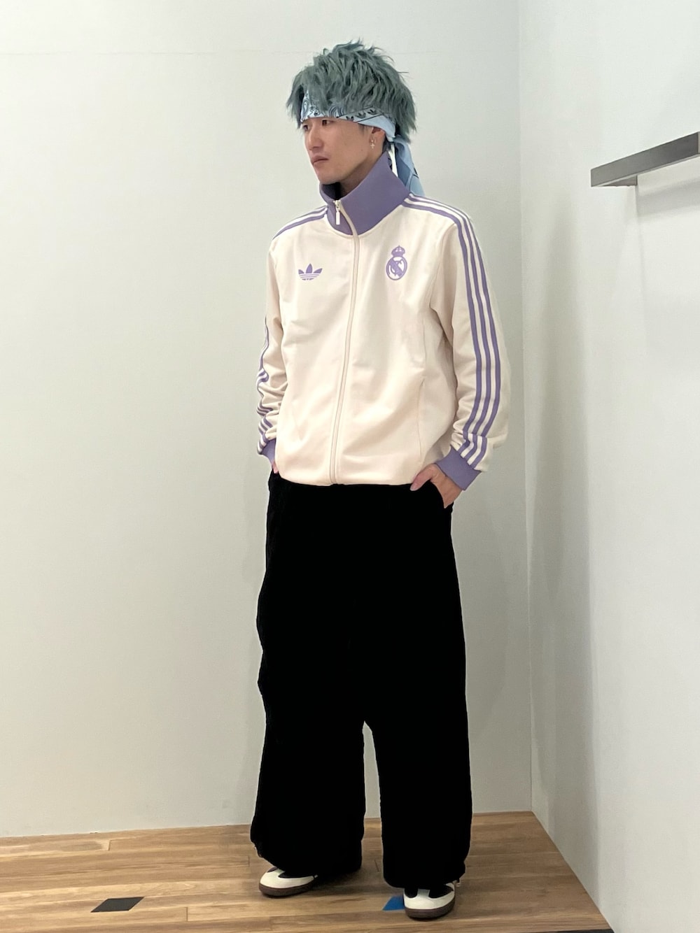 「スニーカー、adidas、ジャージ、アディダス、adidas originals、アディダスオリジナルス、サンバ、トラックトップ、レアル・マドリード」｜「adidasのレアル・マドリード トラックトップ / ジャージ / アディダスオリジナルス adidas Originals（ジャージ、ホワイト系）」を使った、KSさん（メンズ・172cm）の冬コーディネートの1枚目の写真