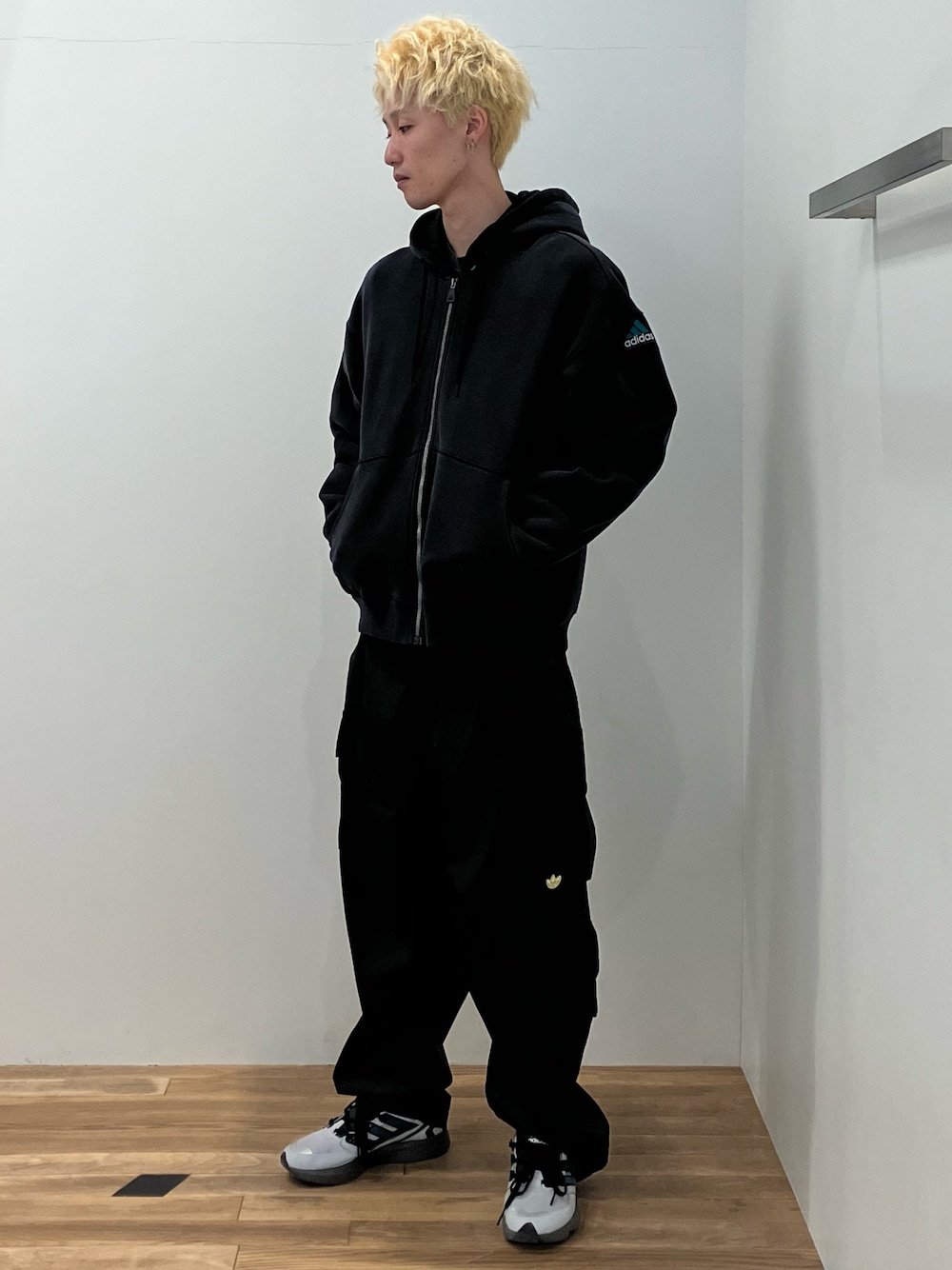 「スウェット、パーカー、adidas、カーゴパンツ、アディダス、adidas originals、アディダスオリジナルス、フーディー、EQT」｜「adidasのカーゴパンツ（カーゴパンツ、ブラック系）」を使った、KSさん（メンズ・172cm）の冬コーディネートの1枚目の写真