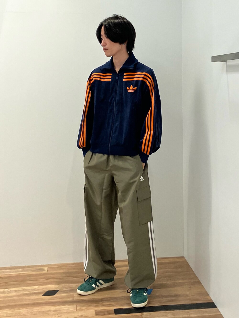 「スニーカー、adidas、カーゴパンツ、アディダス、ベロア、adidas originals、アディダスオリジナルス、トラックトップ、アディカラー、ガゼル」｜「adidasの70s ベロア トラックトップ（ジャージ、ブルー系）」を使った、KSさん（メンズ・172cm）の秋コーディネートの1枚目の写真