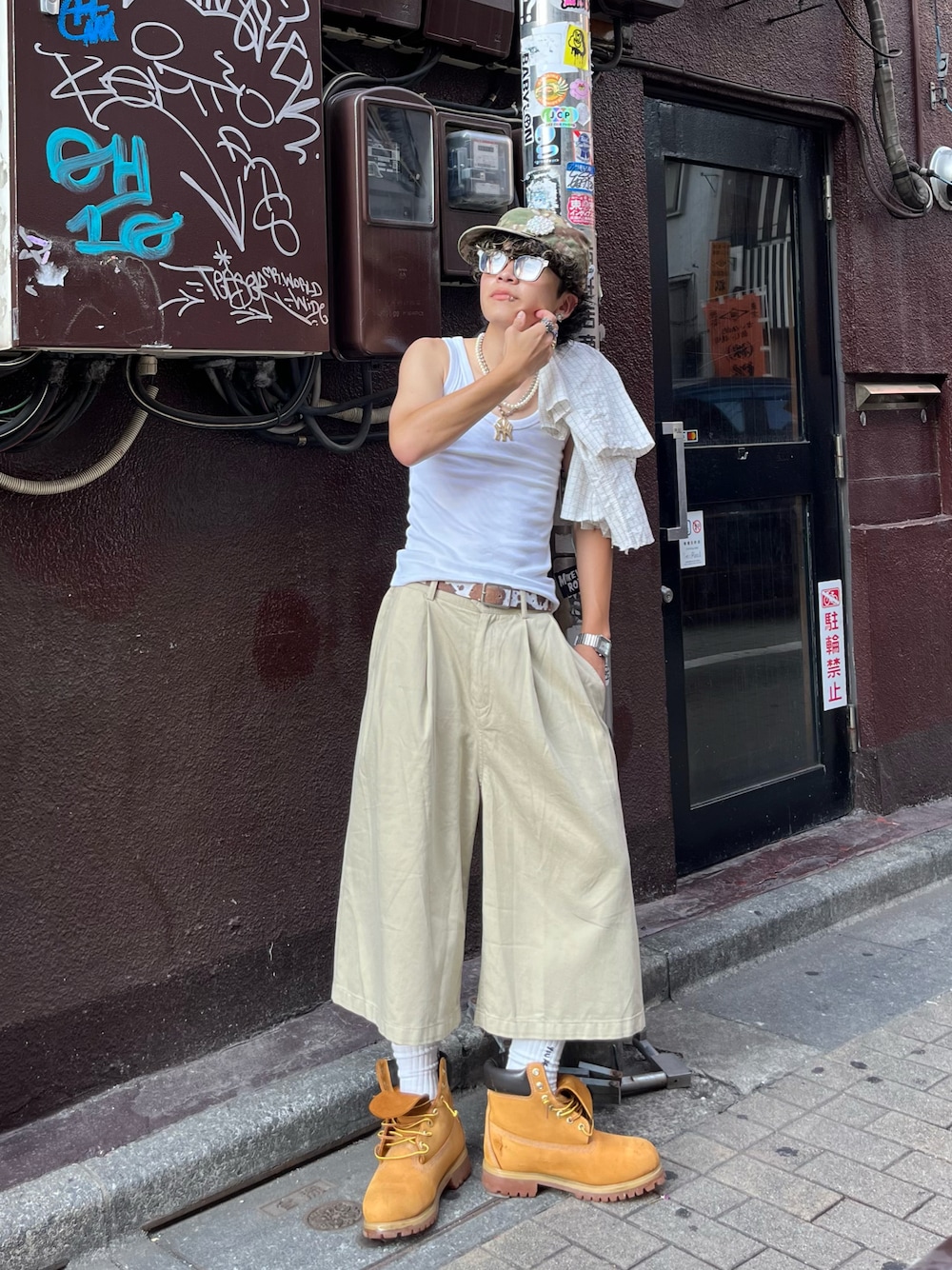 「チノパン、迷彩、タンクトップ、ティンバーランド、牛柄、ジョーツ、ショーツ、サングラス、夏コーデ」｜「Timberlandのアイテム（ブーツ、イエロー系）」を使った、aymmm__08さん（骨格ストレート・メンズ・166cm）の夏コーディネートの1枚目の写真