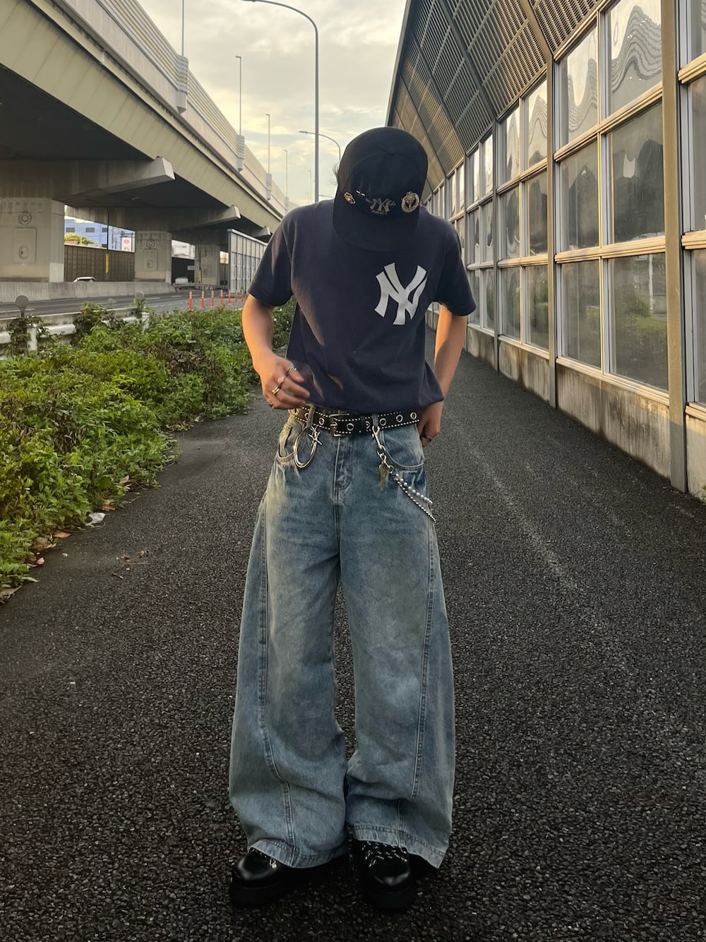 「WEARタイアップ、ヤンキース、バギーパンツ、古着コーデ、シティーボーイ、キャップ」｜「elevのアイテム（デニムパンツ、ブルー系）」を使った、aymmm__08さん（骨格ストレート・メンズ・165cm）の春コーディネートの1枚目の写真