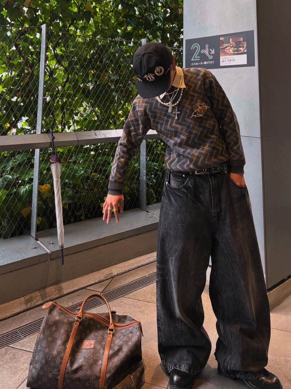 「やっぱり帽子が好き、ニット、柄ニット、シャツスタイル、ボストンバッグ、スニーカー、WEARタイアップ」｜「Mondaysuckのアイテム（キャップ、ブラック系）」を使った、aymmm__08さん（骨格ストレート・メンズ・165cm）の春コーディネートの1枚目の写真