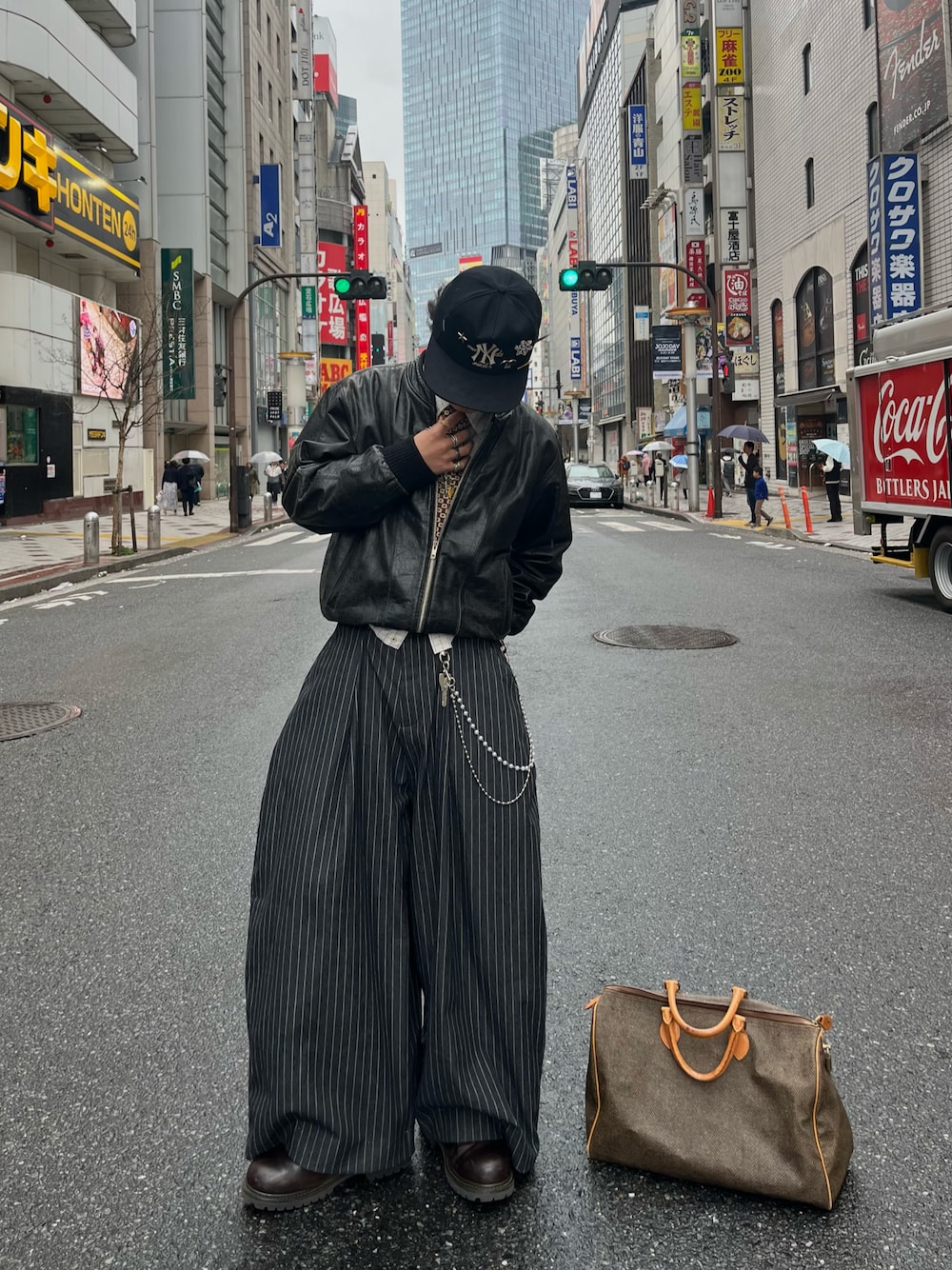 「ストライプパンツ、レザージャケット、ネクタイ、ボストンバック、古着MIX、革靴、キャップ」｜「Pushpushのアイテム（デニムパンツ、ブラック系）」を使った、aymmm__08さん（骨格ストレート・メンズ・165cm）の春コーディネートの1枚目の写真