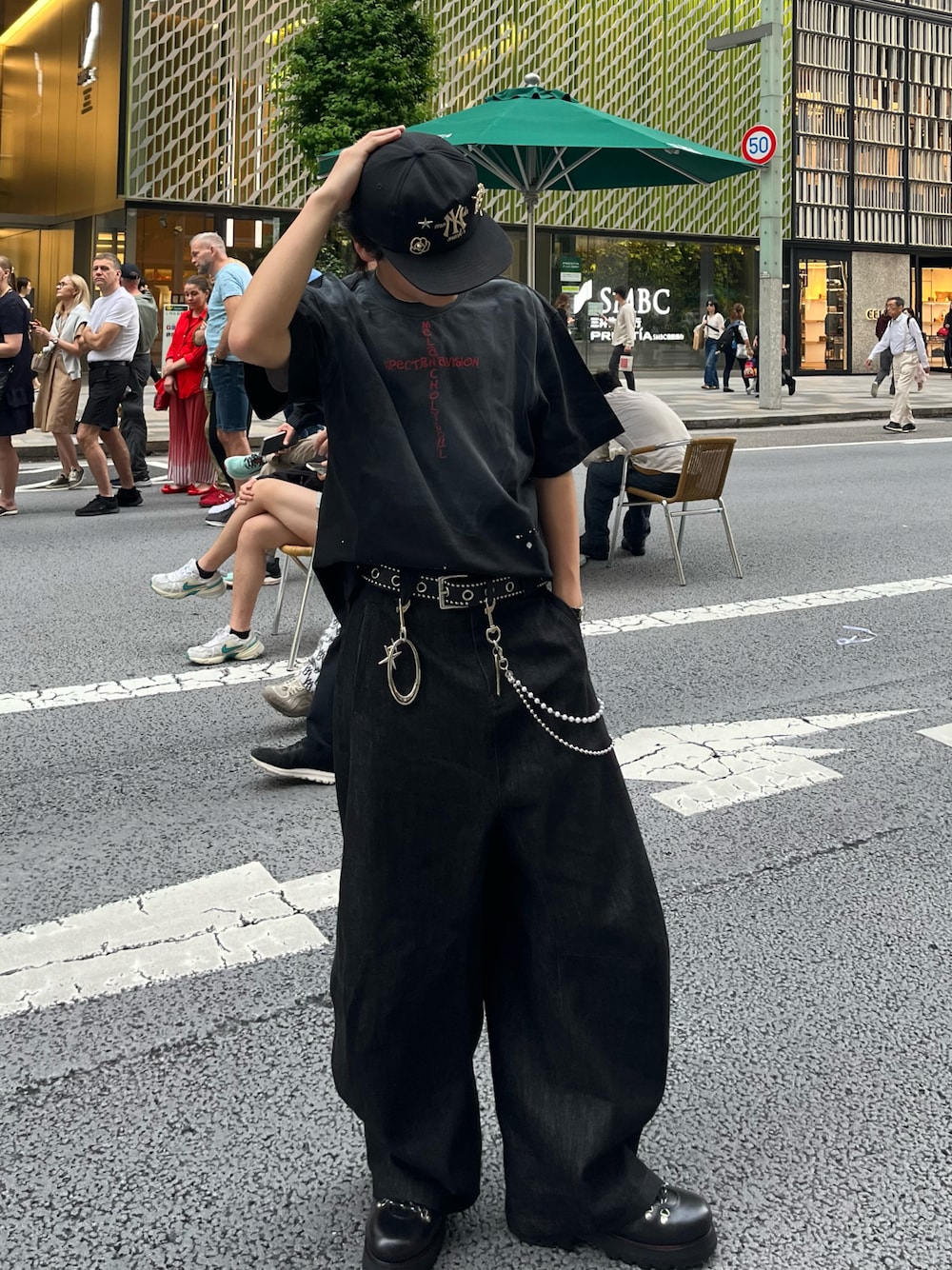 「ワイドパンツ、Tシャツ、WEARタイアップ、バギーパンツ、カラビナ、ベルト、顔隠し、ブーツ、夏コーデ」｜「Jcaesar Studioのアイテム（デニムパンツ、ブラック系）」を使った、aymmm__08さん（骨格ストレート・メンズ・165cm）の春コーディネートの1枚目の写真