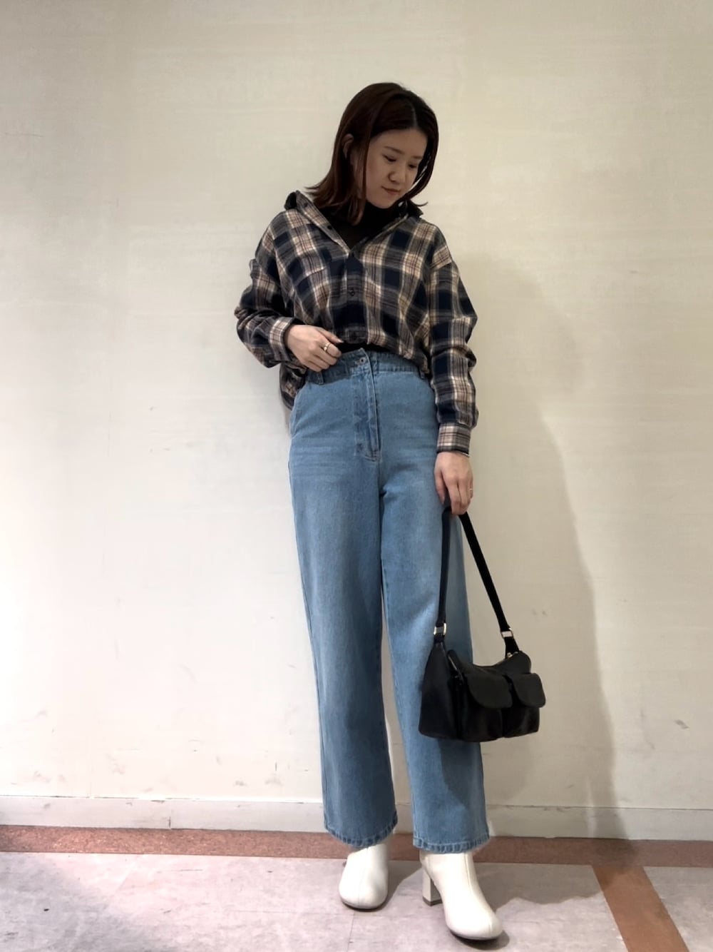 「Te chichi TERRASSEのチェッククロップド丈シャツ（シャツ/ブラウス、ブルー系）」を使った、10mei20さん（レディース・158cm）の秋コーディネートの1枚目の写真