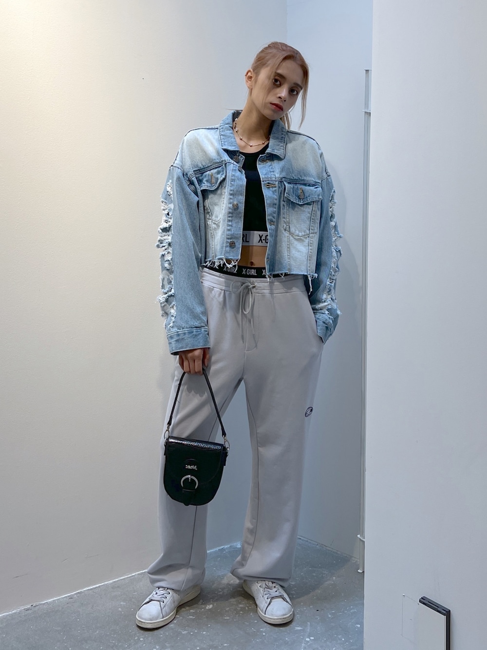 「x-girl、x-girl_ootd、エックスガール、デニムジャケット、スウェットパンツ、ぱめコーデ」｜「X-girlのLOGO WAIST PANTS（スウェットパンツ、グレー系）」を使った、Pamelaさん（レディース・161cm）の秋コーディネートの1枚目の写真