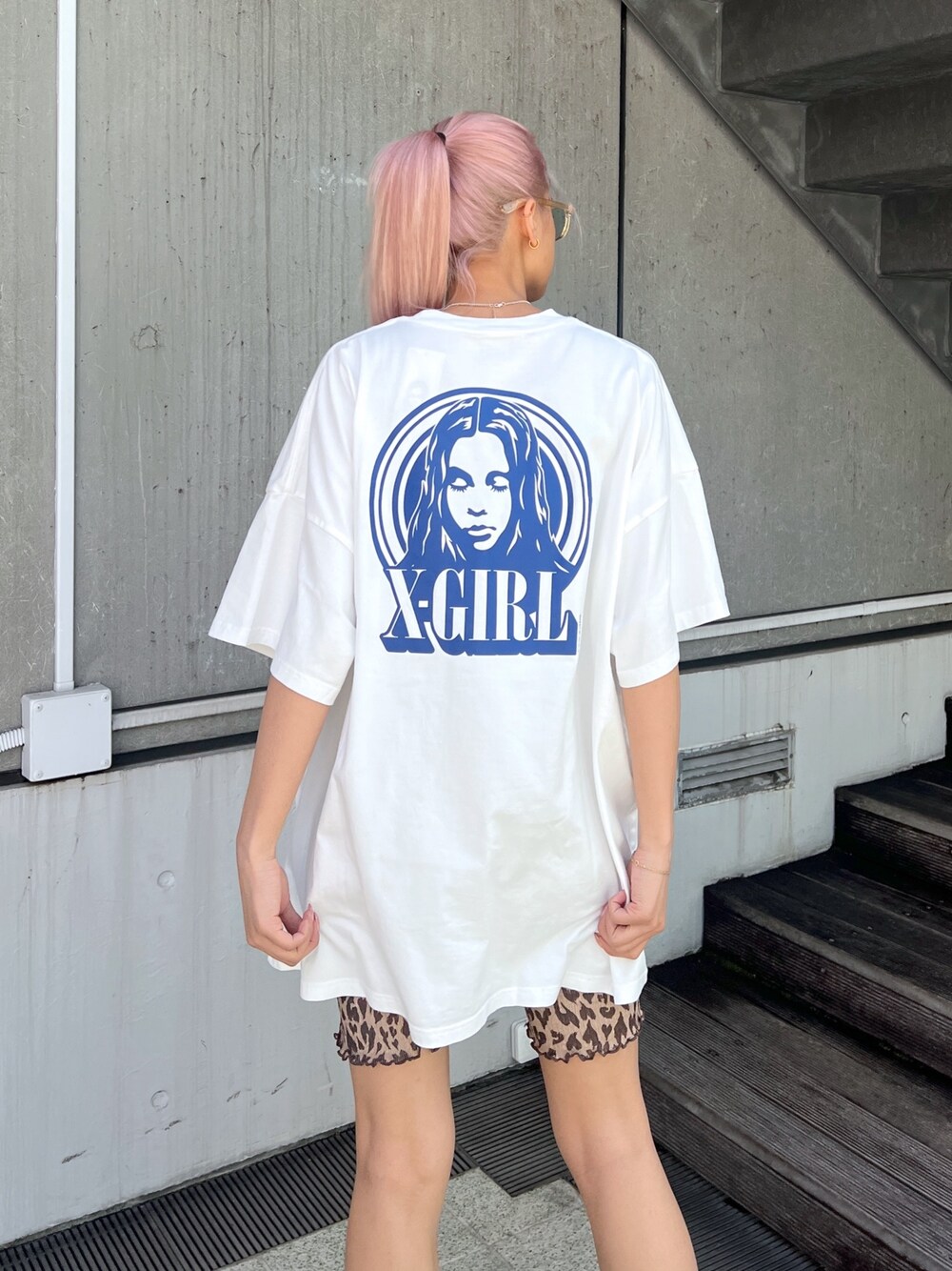 「x-girl、x-girl_ootd、エックスガール、ビッグシルエット、ドレス、バイカーパンツ、春夏コーデ、春夏、ぱめコーデ」｜「X-girlのCIRCLE BACKGROUND FACE LOGO S/S BIG TEE DRESS（ワンピース、ホワイト系）」を使った、Pamelaさん（レディース・161cm）の春コーディネートの1枚目の写真