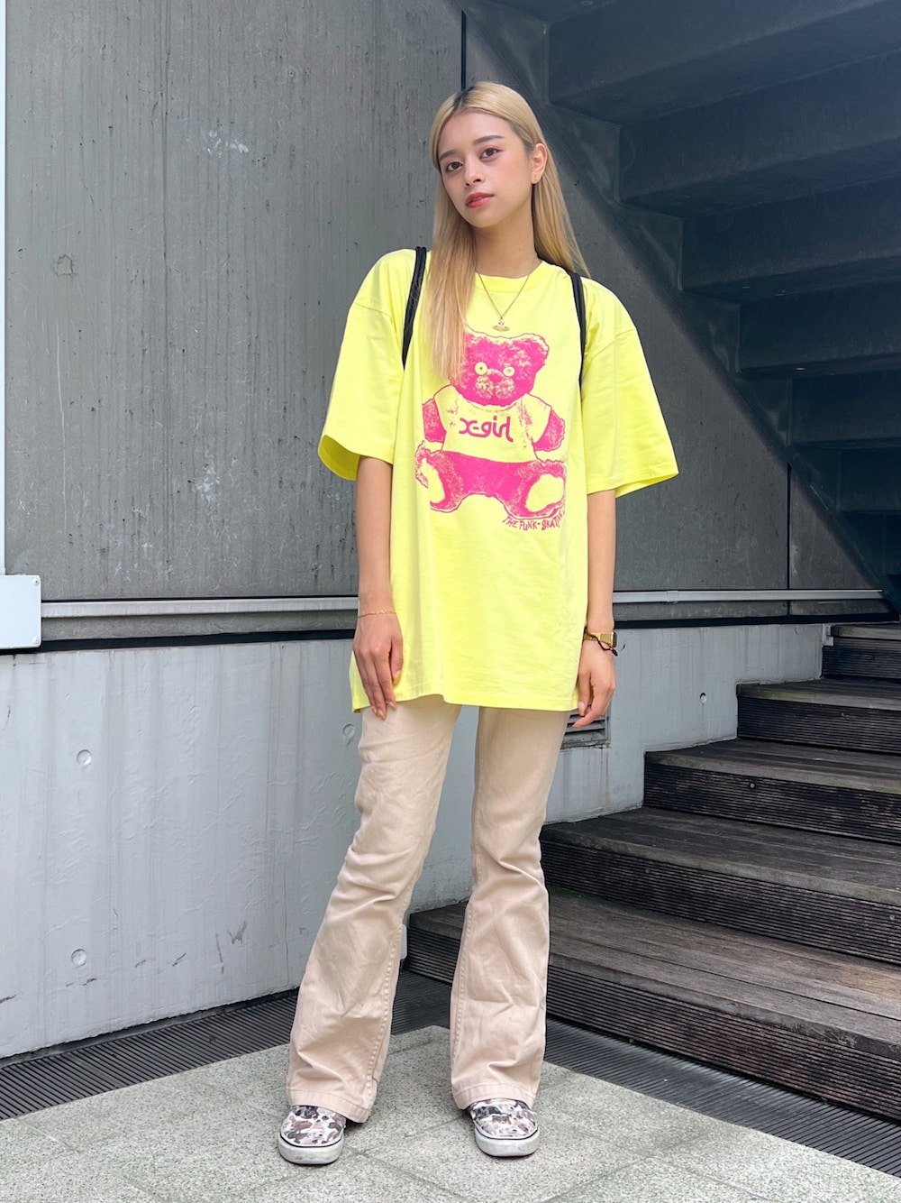 「カジュアルコーデ、大人カジュアル、夏コーデ、X-girl、x-girl_ootd、ぱめコーデ、くまTEE、yellow、フレアパンツ、ストリート、原宿、ビッグシルエット、夏服コーデ、ラフコーデ、ベージュパンツ」｜「X-girlのSTUFFED BEAR S/S TEE（Tシャツ/カットソー、イエロー系）」を使った、Pamelaさん（レディース・161cm）の夏コーディネートの1枚目の写真