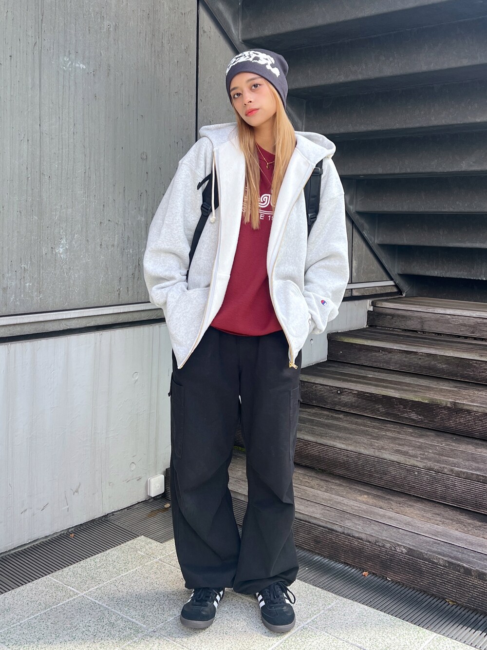 「エックスガール、x-girl、x-girl_ootd、ストリート、Champion、チャンピオン パーカー、コラボ、チャンピオンコラボ、ぱめコーデ、重ね着ベストシーズン、秋服、秋冬、AW、おでかけコーデ、カジュアルコーデ」｜「X-girlのX-girl × Champion REVERSE WEAVE R ZIP UP HOODIE（パーカー、グレー系）」を使った、Pamelaさん（レディース・161cm）の秋コーディネートの1枚目の写真