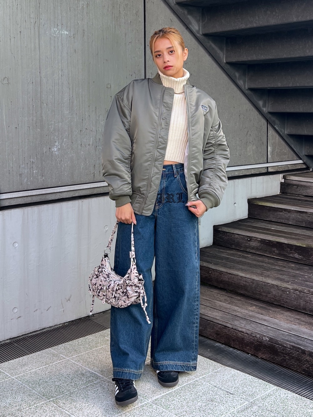 「x-girl、x-girl_ootd、エックスガール、ファッションを楽しもう、MA-1、バギーパンツ、デニムパンツ、ハイネック、ニット、秋冬コーデ、淡色コーデ、ストリート、ビッグシルエット、お出かけコーデ、ぱめコーデ」｜「X-girlのTURTLENECK RIB KNIT TOP（ニット/セーター、ホワイト系）」を使った、Pamelaさん（レディース・161cm）の秋コーディネートの1枚目の写真