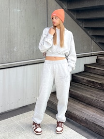 Pamela(X-girl Store)｜X-girlのスウェットパンツを使った