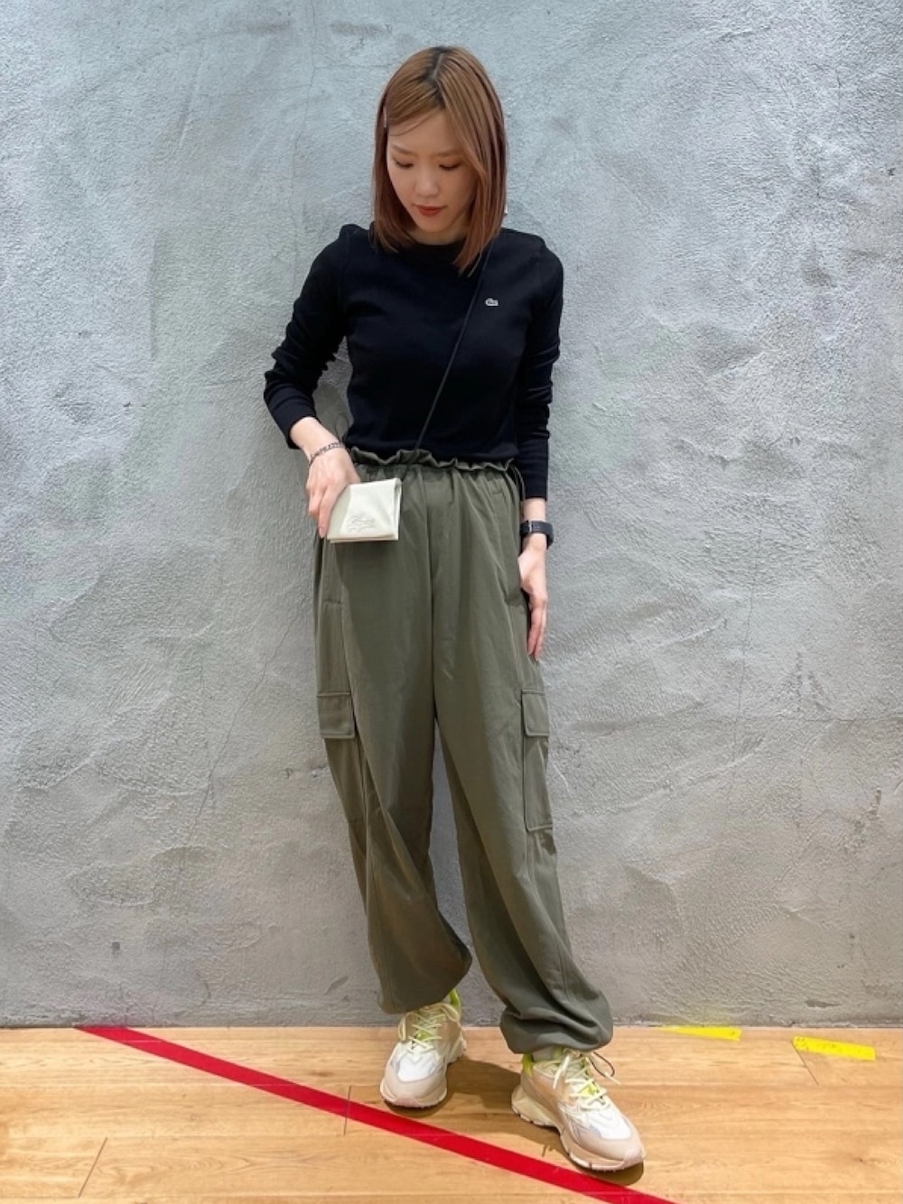 「カーゴパンツ、カーゴパンツコーデ、カーゴパンツ カーキ、リブT、リブ　、スニーカー」｜「LACOSTEのワンポイントリブニットスリムセーター（Tシャツ/カットソー、ブラック系）」を使った、lunaさん（レディース・161cm）の春コーディネートの1枚目の写真