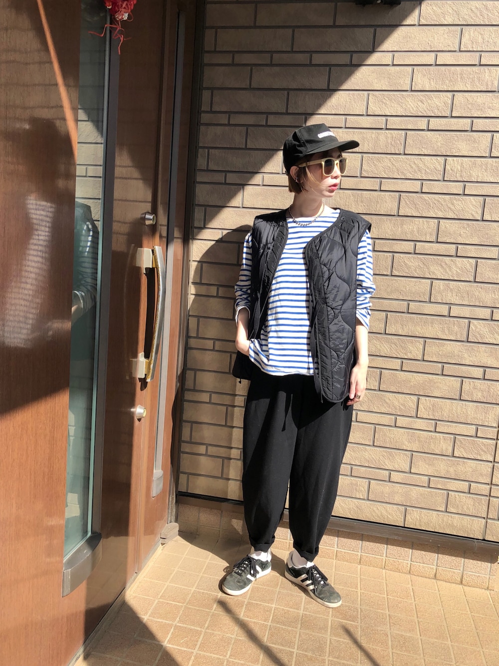 「カジュアル、ゆったりコーデ、大人カジュアル、高身長女子、お洒落さんとつながりたい、シンプルスタイル、モノトーン」｜「FREAK'S STOREのアイテム（ベスト、ブラック系）」を使った、mesaatooさん（レディース・167cm）の春コーディネートの1枚目の写真