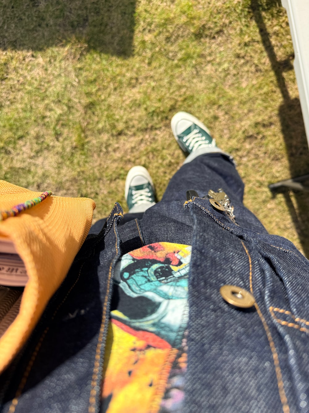 ブルー系のデニムジャケット、ブルー系のデニムパンツ、グリーン系のスニーカーを着用したメンズの冬コーディネートの1枚目の写真