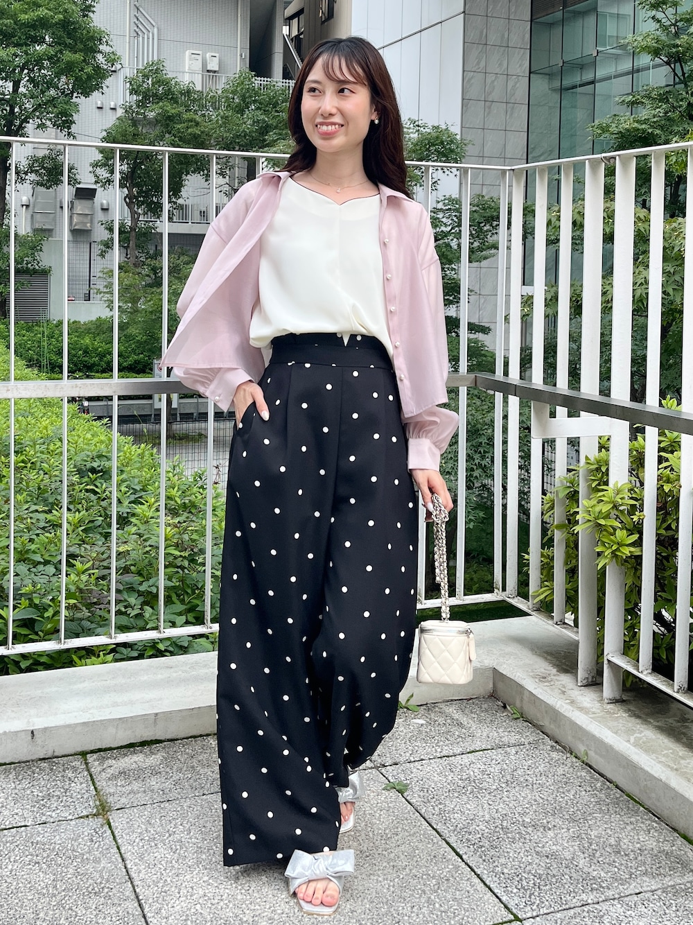 ブラック系のその他パンツ、シルバー系のサンダル、ベージュ系のシャツ/ブラウスを着用したレディースの夏コーディネートの1枚目の写真