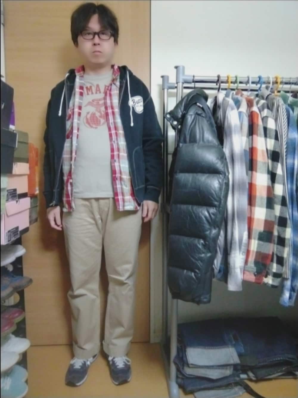 ブラック系のパーカー、その他のシャツ/ブラウス、グレー系のTシャツ/カットソーを着用したメンズの冬コーディネートの1枚目の写真