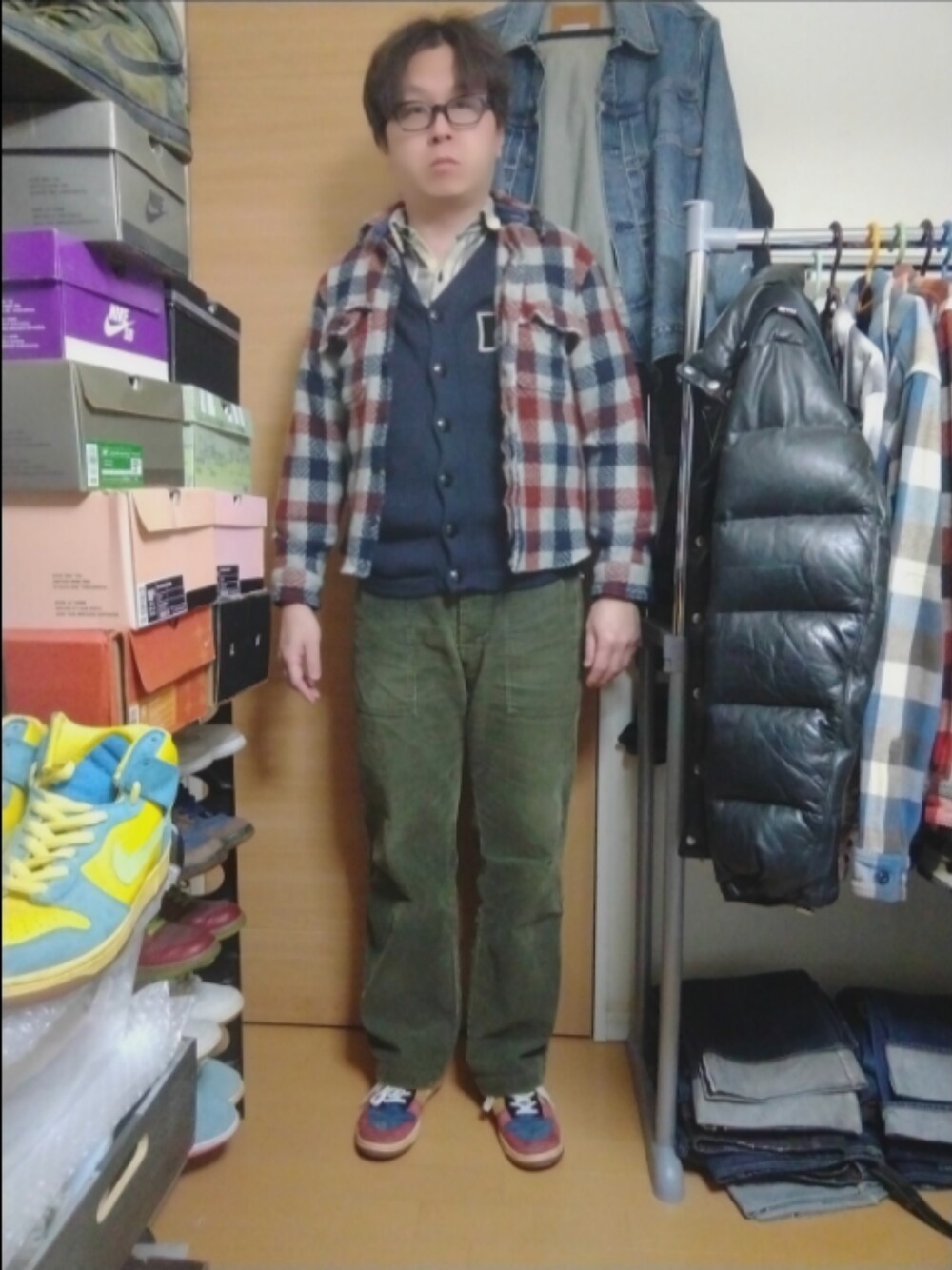 その他のその他アウター、ブラック系のカーディガン/ボレロ、イエロー系のシャツ/ブラウスを着用したメンズの冬コーディネートの1枚目の写真