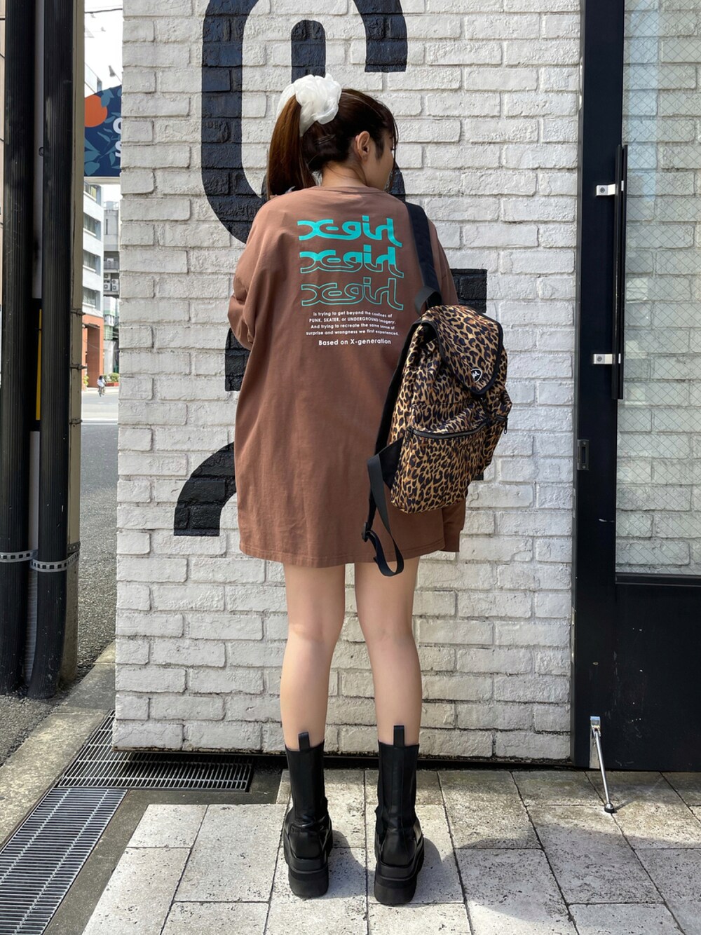 「秋コーデ、まきちコーデ」｜「X-girlのMILLS LOGO L/S TEE DRESS（ワンピース、ブラウン系）」を使った、牧村千穂さん（レディース・158cm）の秋コーディネートの1枚目の写真