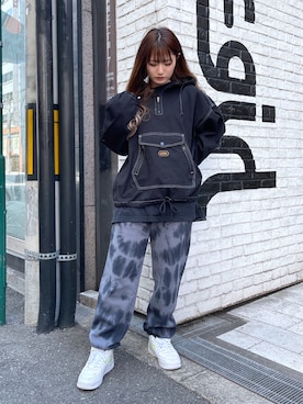 牧村千穂さんの「TIE-DYE SWEAT PANTS」を使ったコーディネート