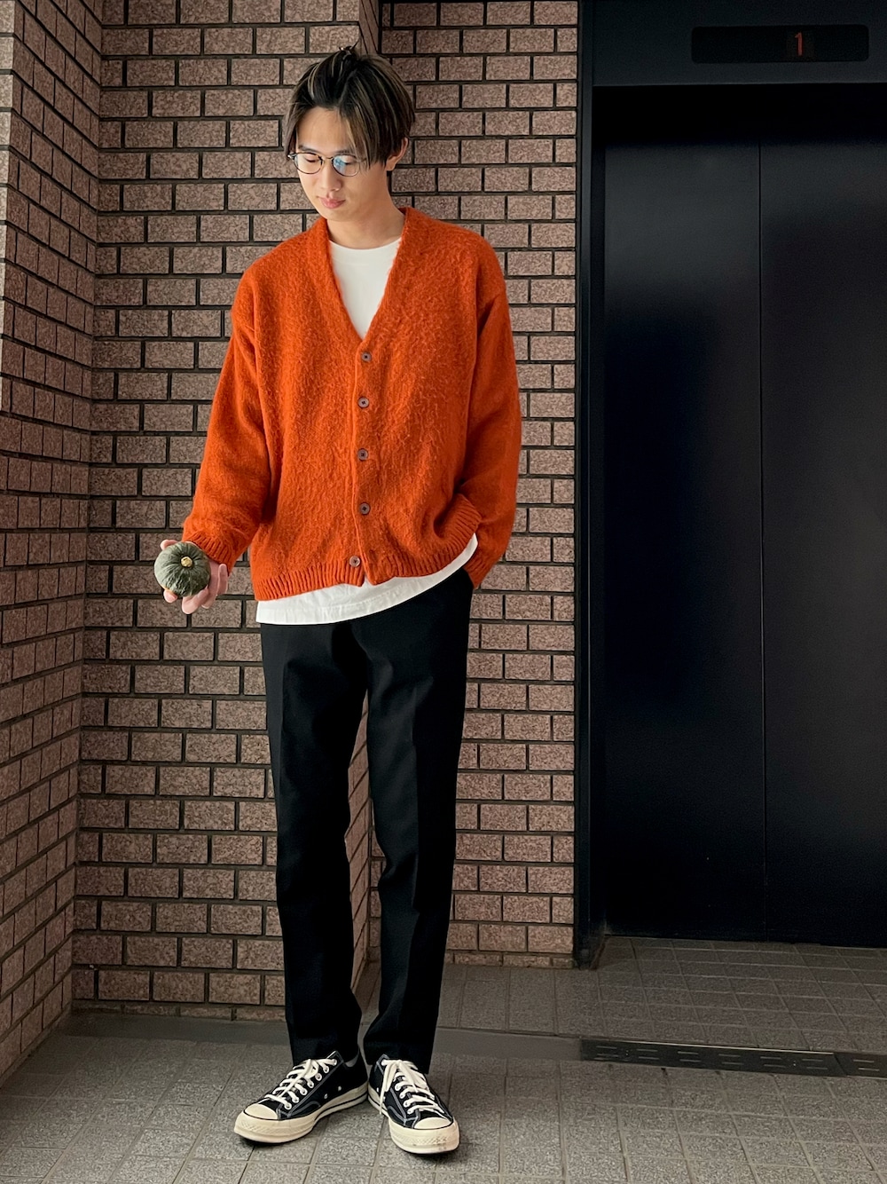 「WEARハロウィン2022、カジュアルコーデ、カーディガン、オーバーサイズ、オレンジ、ユニクロ、秋のコーデ、シップス、スニーカー」｜「SHIPS anyのSHIPS any: シャギー モヘヤライク カーディガン◇（カーディガン/ボレロ、オレンジ系）」を使った、Hiromiさん（メンズ・183cm）の秋コーディネートの1枚目の写真