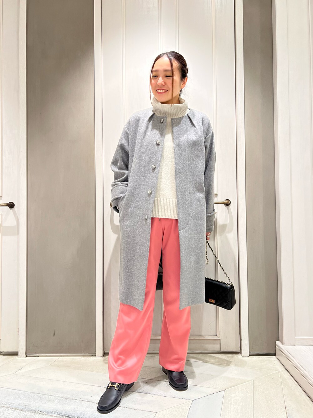 「グレー、冬コーデ、タートルネック、サテンパンツ、シンプルコーデ、ピンクパンツ、qualite、スタンドカラーコート、骨格ストレート、私の推しブランド」｜「qualiteのウールニードルノーカラーコート（トレンチコート、グレー系）」を使った、平沼 彩花さん（レディース・161cm）の冬コーディネートの1枚目の写真