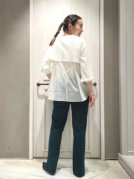 「スリット」｜「アイテム（スラックス）」を使った、平沼 彩花さん（レディース・161cm）の冬コーディネート
