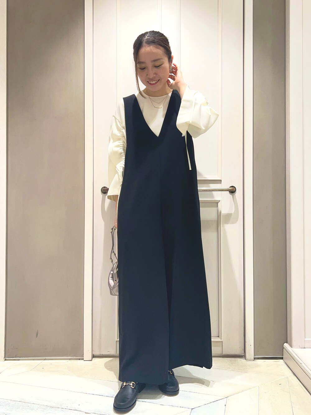 「ブラウス、オールインワン、レイヤードスタイル、休日スタイル、きれいめカジュアル、ストレートパンツ、qualite、骨格ストレート、クリスマスに着たい服、マイベストコーデ2022」｜「qualiteのVネックストレートオールインワン（つなぎ/オールインワン、ブラック系）」を使った、平沼 彩花さん（レディース・161cm）の冬コーディネートの1枚目の写真