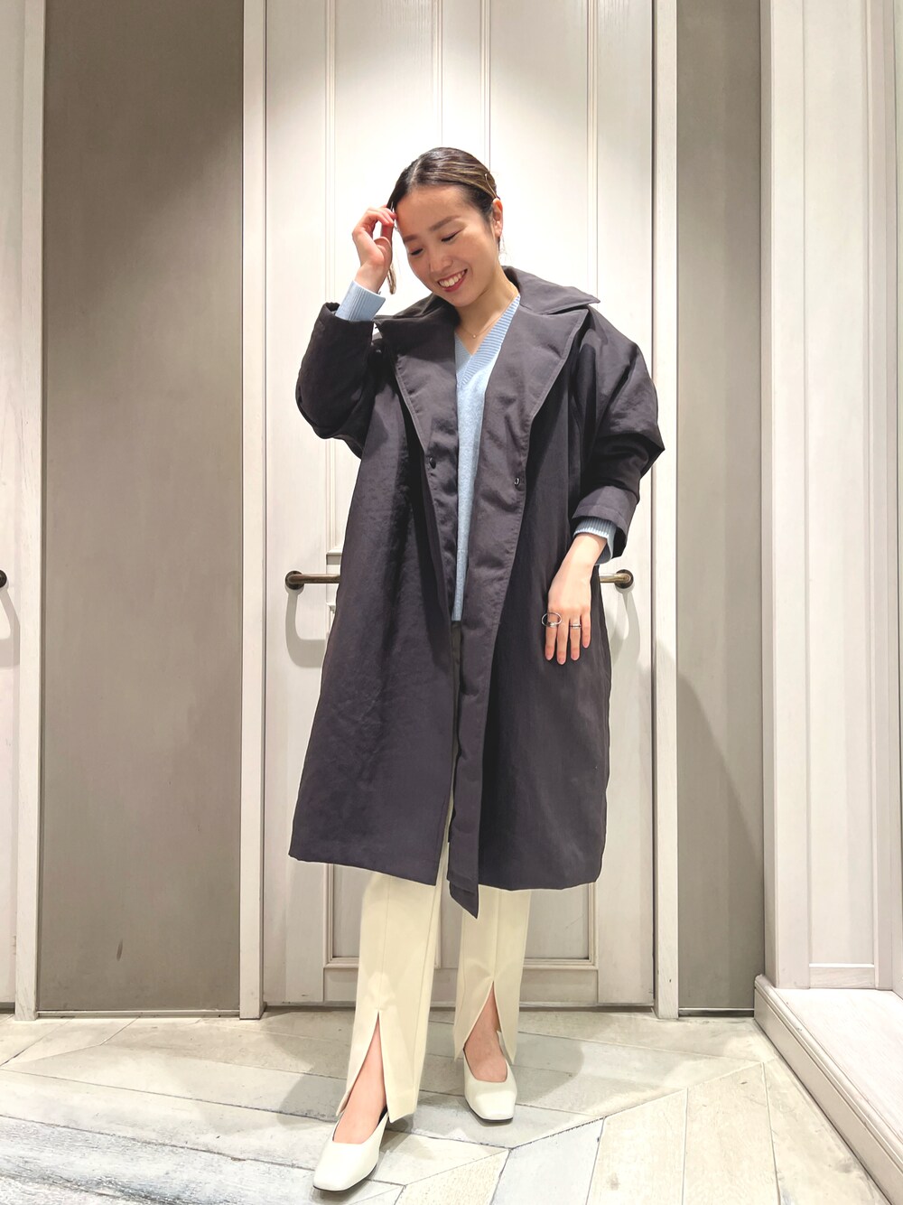 「ニット、ブルー、ダウン、Vネック、リバーシブル、ホワイトパンツ、きれいめカジュアル、qualite、秋冬コーデ、骨格ストレート」｜「qualiteのバルマカンリバーダウン（ダウンジャケット/コート、グレー系）」を使った、平沼 彩花さん（レディース・161cm）の秋コーディネートの1枚目の写真