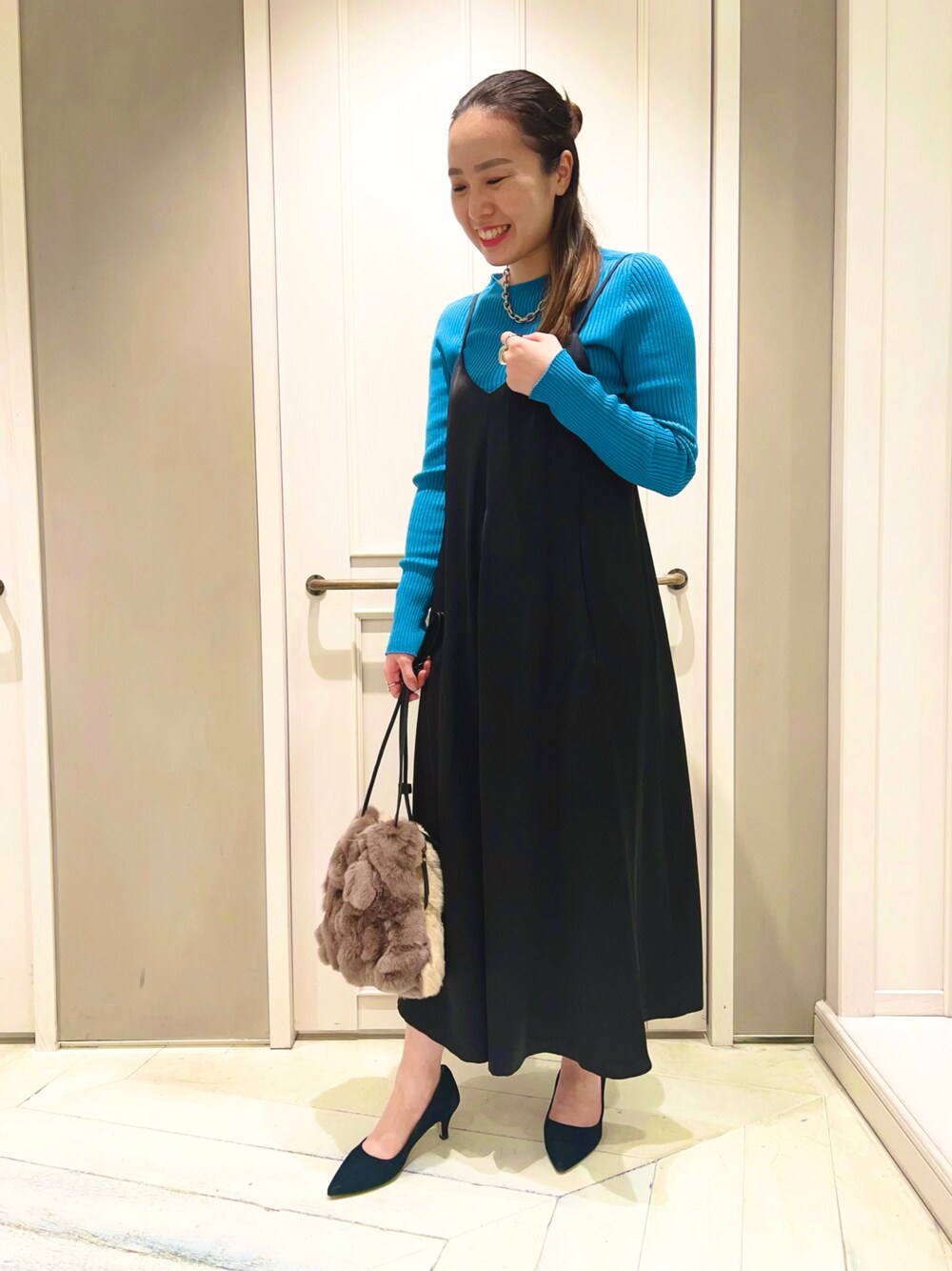 「レイヤードスタイル、ファー小物、秋服、ブルーニット、キャミワンピース、qualite、お洒落さんとつながりたい、いいね、save、フォローお願いします🤑、qualitescape、wearhalloween2021」｜「qualiteのﾌｫﾙﾑｷｬﾐﾜﾝﾋﾟｰｽ（ワンピース、ブラック系）」を使った、平沼 彩花さん（レディース・161cm）の秋コーディネートの1枚目の写真